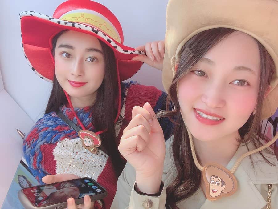 西山なずなさんのインスタグラム写真 - (西山なずなInstagram)「🟤ウッディとジェシー🔴 このかぶりものは誰ともかぶらんやった〜😚 見渡しても見渡してもおらんやった！ 嬉しかったね〜❣️ ・ ・ #ディズニーランド #ディズニーシー #ディズニーリゾート  #帽子 #カウボーイハット #ウッディ #ジェシー　 #disneyland #disneysea #disneyresort #cowboyhat #woody #jessie」3月2日 22時26分 - nazzzuuuna
