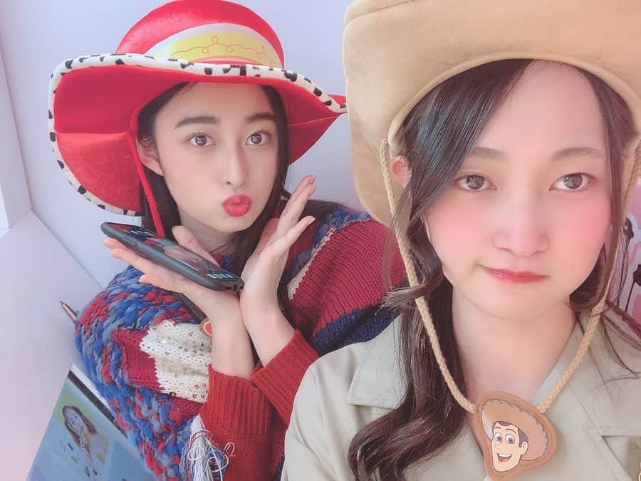 西山なずなさんのインスタグラム写真 - (西山なずなInstagram)「🟤ウッディとジェシー🔴 このかぶりものは誰ともかぶらんやった〜😚 見渡しても見渡してもおらんやった！ 嬉しかったね〜❣️ ・ ・ #ディズニーランド #ディズニーシー #ディズニーリゾート  #帽子 #カウボーイハット #ウッディ #ジェシー　 #disneyland #disneysea #disneyresort #cowboyhat #woody #jessie」3月2日 22時26分 - nazzzuuuna