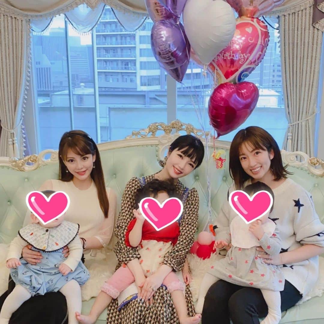 美馬怜子のインスタグラム：「大好きな悠里ちゃんのお家で💖 大好きなゆうこちゃんと💖 息子は、悠里ちゃんの娘さんのお洋服を着て、うさ耳つけて変身しました🤭笑 こんなことできるのは、今だけね🐰 . #ママ会#ホムパ #ピザパーティー #0歳児ママ」