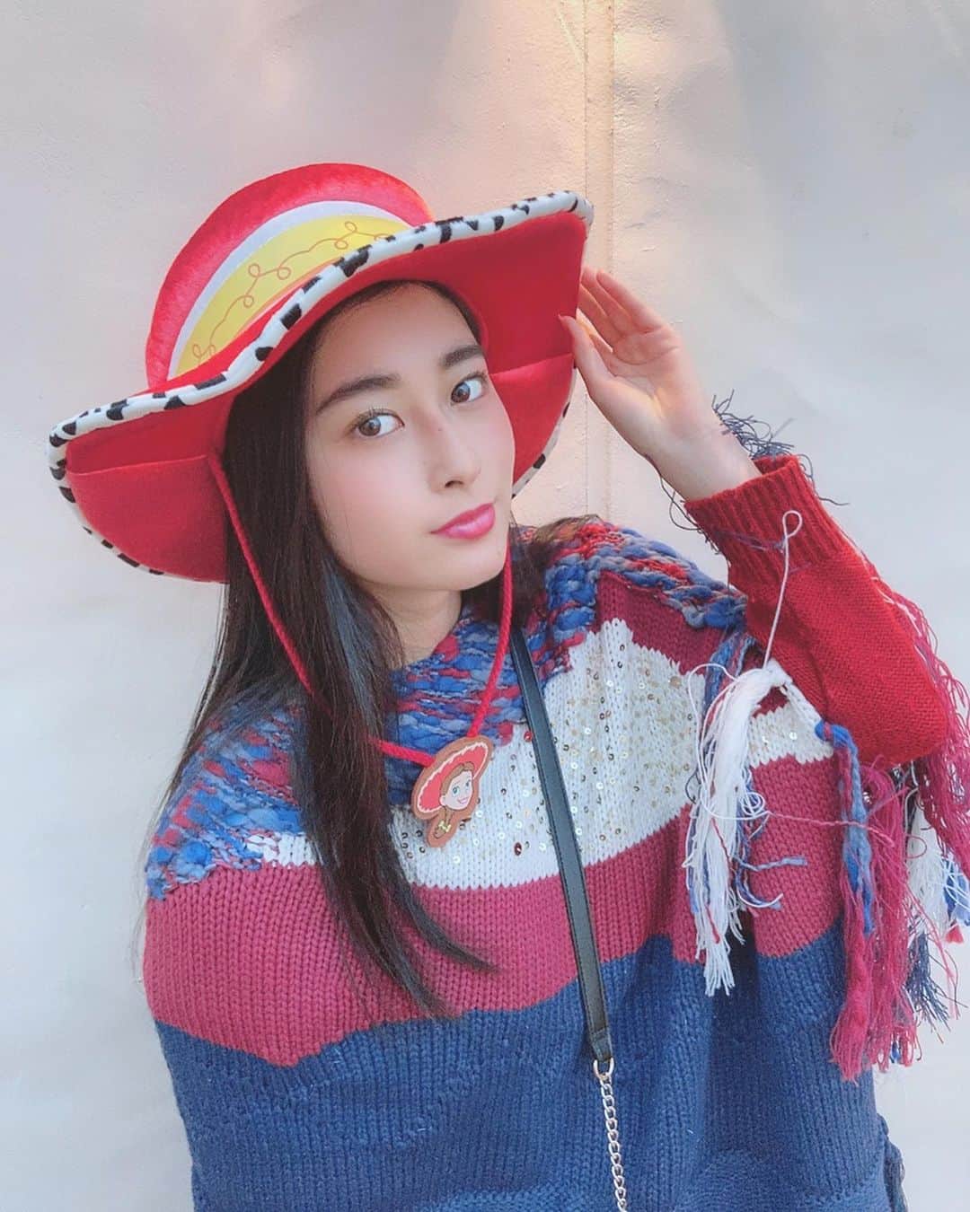 西山なずなのインスタグラム：「❤️Disney land❤️ この日のコーデ、合わせとらんのに合わせたみたいになって 笑ってしまった🤣 リップは前の投稿のJILLSTUARTの💓 ・ ・ #ディズニーランド #ディズニーシー #ディズニーリゾート #ポンチョ #ジェシー #トイストーリー #西山なずな  #disneyland #disneysea #disneyresort #code #fashion #jessie #toystory #cowboyhat #desigual」