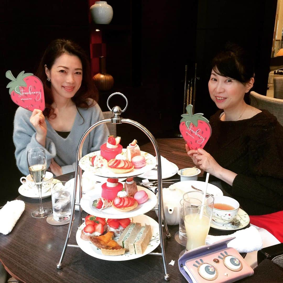 小柳津真由美さんのインスタグラム写真 - (小柳津真由美Instagram)「コートヤードマリオット銀座東武ホテルでストロベリーアフタヌーンティー🍓  #コートヤードマリオット銀座東武ホテル #ストロベリーアフタヌーンティー #可愛い苺スイーツ🍓 #女子会 #苺大好き #小柳津真由美」3月2日 22時24分 - mayumioyaizu