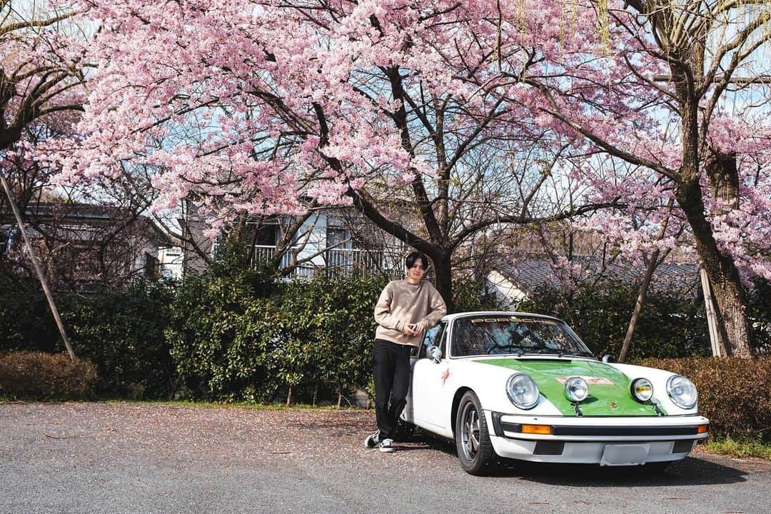 小野健斗のインスタグラム：「気分転換にドライブ行ってきた👍桜が少し咲いてたからいい写真撮れたよ💯 1年半ぶりに動かした笑  #classicporsche」