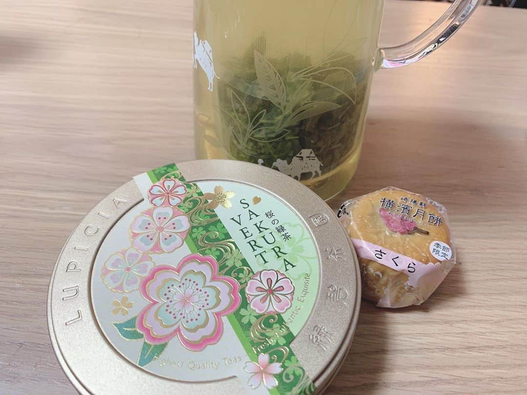 ゆきのしんのインスタグラム：「最近お茶、紅茶にハマってます🍵 春の香りがします☺️🌸 #lupicia  #桜  #春  #お茶好き  #横濱月餅」
