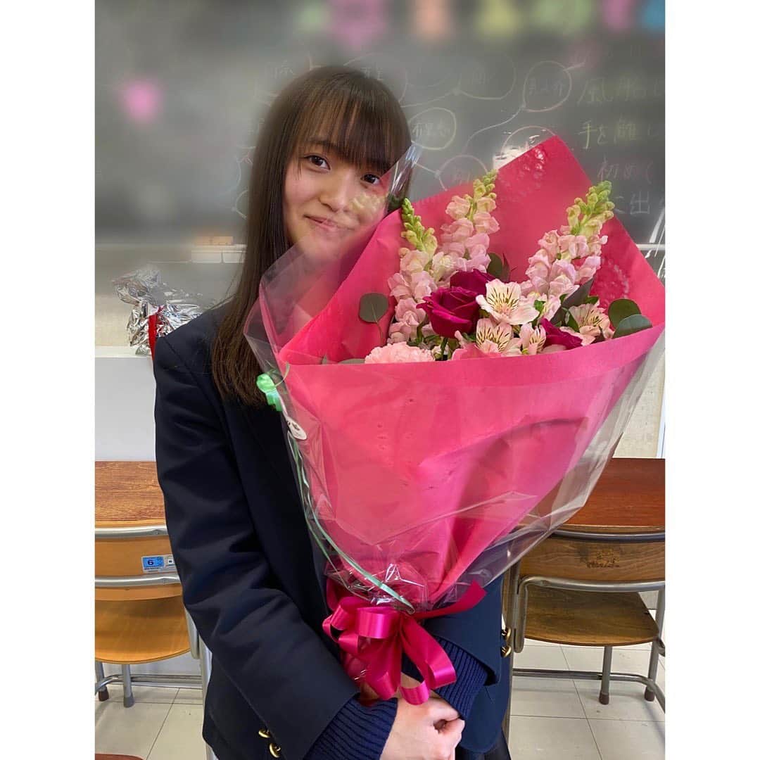 櫻愛里紗さんのインスタグラム写真 - (櫻愛里紗Instagram)「先日高校を卒業しました〜🏫💐🌸﻿ ﻿ 濃い3年間、とりあえず最高でした!!﻿ 今まで関わってきてくれた方々に感謝(Ü)次のステップに向けてっ!!﻿ ﻿ #櫻愛里紗﻿ #卒業﻿ #先生のお花を借りて 、、、。」3月2日 22時42分 - sakura.arisa_official