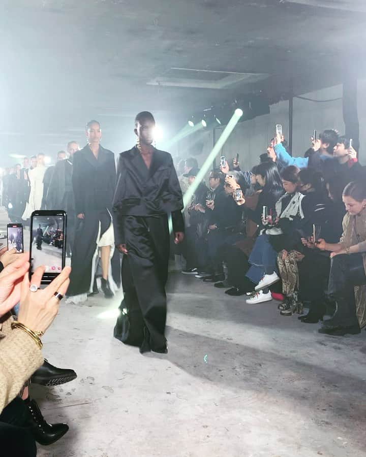 スコット・シューマンのインスタグラム：「@sacaiofficial is becoming one of my favorite shows during Paris fashion week Great design details that keep my eye engaged throughout the show!」