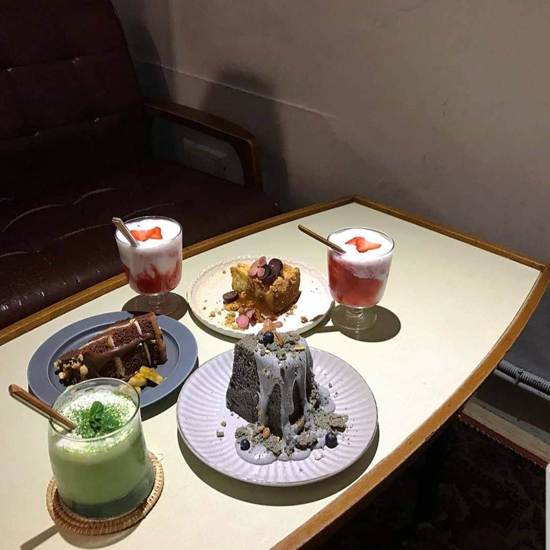HereNowさんのインスタグラム写真 - (HereNowInstagram)「These chiffon cakes from egghost melt in your mouth @egghost_dessert 巷弄中的甜點店 入口鬆軟的戚風蛋糕 @egghost_dessert Recommended by @flyflyflying Picture by @miuciacatcat  Posted a photo of one of our recommended spots? Tag us and #herenowcity to get featured! Check out our website to see all recommended spots in 11 cities! . . . #herenowcity #wonderfulplaces #beautifuldestinations #foodie #foodgasm #foodporn #dailyfoodseeker #hypefeast #instafood  #疍宅egghost #taipei #台湾 #台北 #台北旅行 #대만 #대만여행 #타이베이 #iseetaiwan #exploretaiwan #vscotaiwan #taiwangram #台灣 #早午餐 #美食 #小吃 #食記 #吃貨人生」3月2日 22時52分 - herenowcity