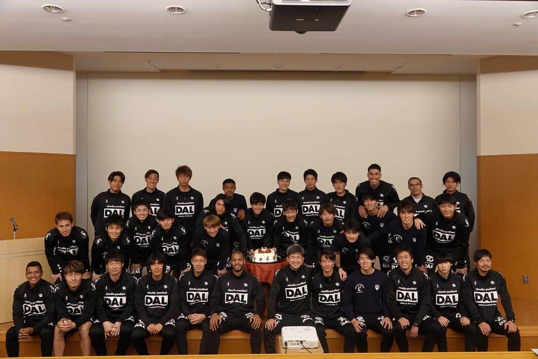 横浜FCさんのインスタグラム写真 - (横浜FCInstagram)「- KINGの誕生日をみんなでお祝い！ - #YOKOHAMAFC #横浜FC #RECORDTHEBLUE #誕生日 #happybirthday #jleague」3月2日 22時48分 - yokohamafc_official