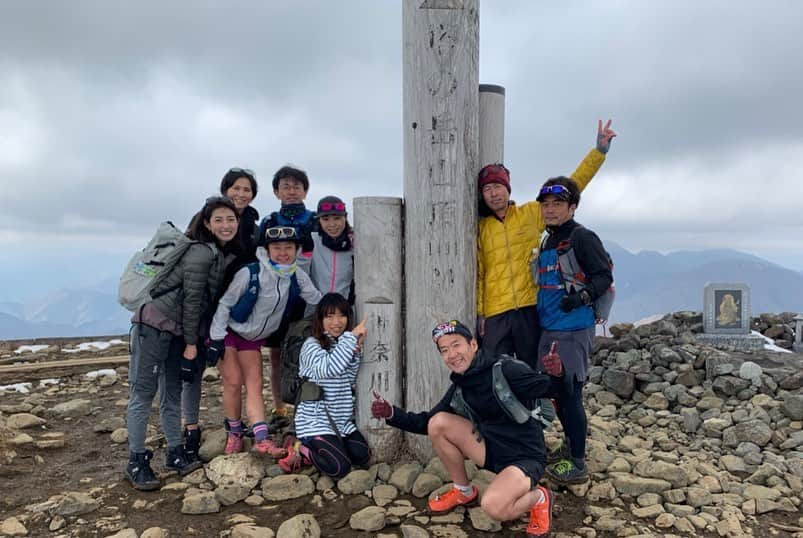 大杉亜依里さんのインスタグラム写真 - (大杉亜依里Instagram)「週末登山🤟﻿ 丹沢の塔ノ岳へ⛰﻿ ﻿ バカ尾根と呼ばれる、大倉尾根ルートで登り、全長7km、標高1490mまでずっと登り続けました。なかなかハードでした！🤣﻿ ﻿ それでも1日中楽しくて、ずっと笑っていました！﻿ 最高のメンバーで登山！﻿ 写真が超絶楽しそうでしょ😎﻿ ﻿ 山を愛する人に案内していただく登山は本当に楽しい！﻿ 山頂では生憎曇ってしまったけど、まあいっか！って余裕で思えるくらい美しい景色と、人の笑顔がいっぱい見られて幸せでした☺️💕﻿ ﻿ こんなに素敵な方々に愛されまくってる丹沢って、本当良い山なんだな〜って🥺✨﻿ 私はきっとまだまだ知らないし、もっともっと遊びに行って丹沢の魅力を知っていきたいなぁ。﻿ ﻿ @tanzawatrails のキックオフイベント参加がきっかけで、こうしてまたみんなで繋がれて感謝でいっぱいです。﻿ 人の縁って繋がるなぁ〜。﻿ 今なんとなく不安になる話題が多いけど、﻿ 自然の中で顔見合わせて笑い合える時間の幸せ、尊さをより感じられる1日になりました🙏😌﻿ ﻿ ﻿ #Onrunning﻿ #eyevol_run ﻿ #suunto5﻿ ﻿ ﻿ #丹沢TrailS﻿ #丹沢﻿ #tanzawa ﻿ #TanzawaIsOn﻿ #トレッキング﻿ #登山﻿ #トレイルランニング﻿ #running﻿ #ランニング﻿ #runlife﻿ #42195﻿ #runningtime﻿ #enjoyrunning﻿ #ランニング女子﻿ #igランナーズ﻿ #走るひと﻿ #ハシリマスタグラム﻿ #ランニング好きな人と繋がりたい﻿ #onfriends」3月2日 22時49分 - osugiairi_official