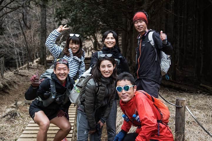 大杉亜依里さんのインスタグラム写真 - (大杉亜依里Instagram)「週末登山🤟﻿ 丹沢の塔ノ岳へ⛰﻿ ﻿ バカ尾根と呼ばれる、大倉尾根ルートで登り、全長7km、標高1490mまでずっと登り続けました。なかなかハードでした！🤣﻿ ﻿ それでも1日中楽しくて、ずっと笑っていました！﻿ 最高のメンバーで登山！﻿ 写真が超絶楽しそうでしょ😎﻿ ﻿ 山を愛する人に案内していただく登山は本当に楽しい！﻿ 山頂では生憎曇ってしまったけど、まあいっか！って余裕で思えるくらい美しい景色と、人の笑顔がいっぱい見られて幸せでした☺️💕﻿ ﻿ こんなに素敵な方々に愛されまくってる丹沢って、本当良い山なんだな〜って🥺✨﻿ 私はきっとまだまだ知らないし、もっともっと遊びに行って丹沢の魅力を知っていきたいなぁ。﻿ ﻿ @tanzawatrails のキックオフイベント参加がきっかけで、こうしてまたみんなで繋がれて感謝でいっぱいです。﻿ 人の縁って繋がるなぁ〜。﻿ 今なんとなく不安になる話題が多いけど、﻿ 自然の中で顔見合わせて笑い合える時間の幸せ、尊さをより感じられる1日になりました🙏😌﻿ ﻿ ﻿ #Onrunning﻿ #eyevol_run ﻿ #suunto5﻿ ﻿ ﻿ #丹沢TrailS﻿ #丹沢﻿ #tanzawa ﻿ #TanzawaIsOn﻿ #トレッキング﻿ #登山﻿ #トレイルランニング﻿ #running﻿ #ランニング﻿ #runlife﻿ #42195﻿ #runningtime﻿ #enjoyrunning﻿ #ランニング女子﻿ #igランナーズ﻿ #走るひと﻿ #ハシリマスタグラム﻿ #ランニング好きな人と繋がりたい﻿ #onfriends」3月2日 22時49分 - osugiairi_official