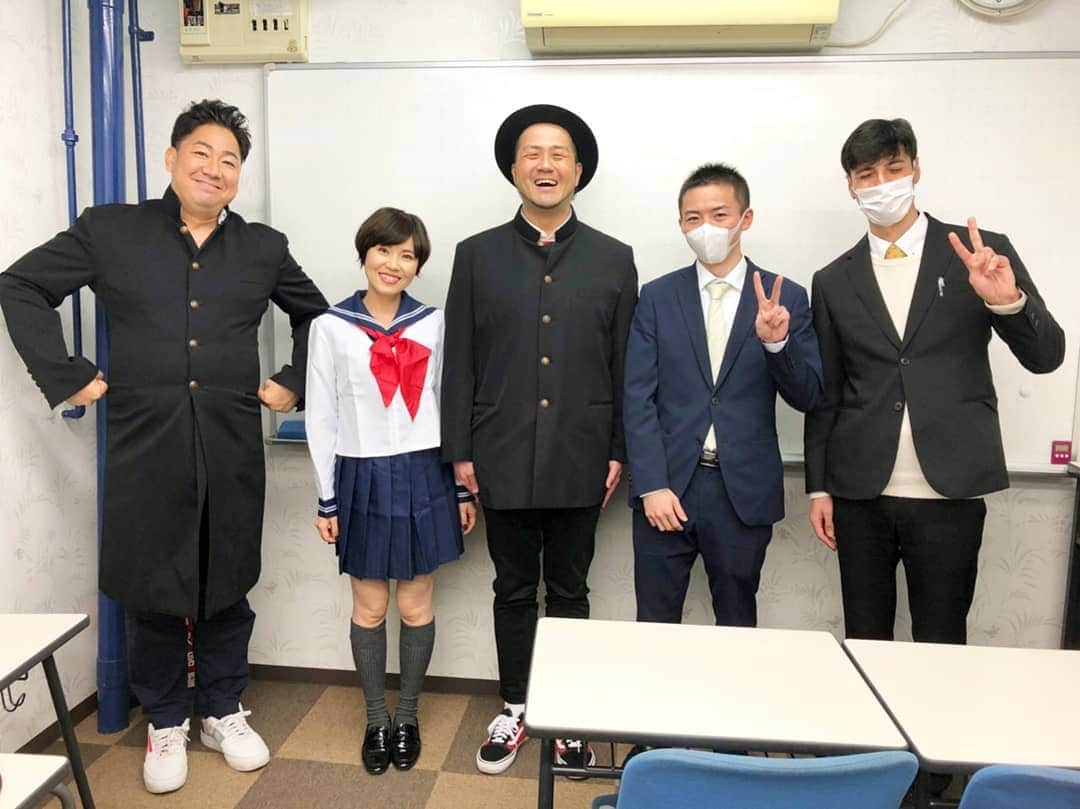 青木淳也さんのインスタグラム写真 - (青木淳也Instagram)「* * * テレＱ『チラチラパンチ』のロケで 学生気分を味わいました。 * 横にいる先生が高校生の時に KBCラジオの取材で学校に来た ブルーリバーとしゃべったらしい。 * 10年後に僕達の方が制服に。 まさかこんな形で再会するとは。 * テレＱ『チラチラパンチ』 毎週土曜日24:55～オンエア！ ご覧くださぁーい！ * * #ブルーリバー #チラチラパンチ #TVQ #ロケ #博多 #hakata #福岡 #fukuoka #写真 #picture #photo #バラエティ #情報 #グルメ #福岡グルメ #ふれあい #絶品 #バリうま #ランチ #ファッション #ブルリバ学園 #再会 #感謝」3月2日 22時54分 - blueriveraoki