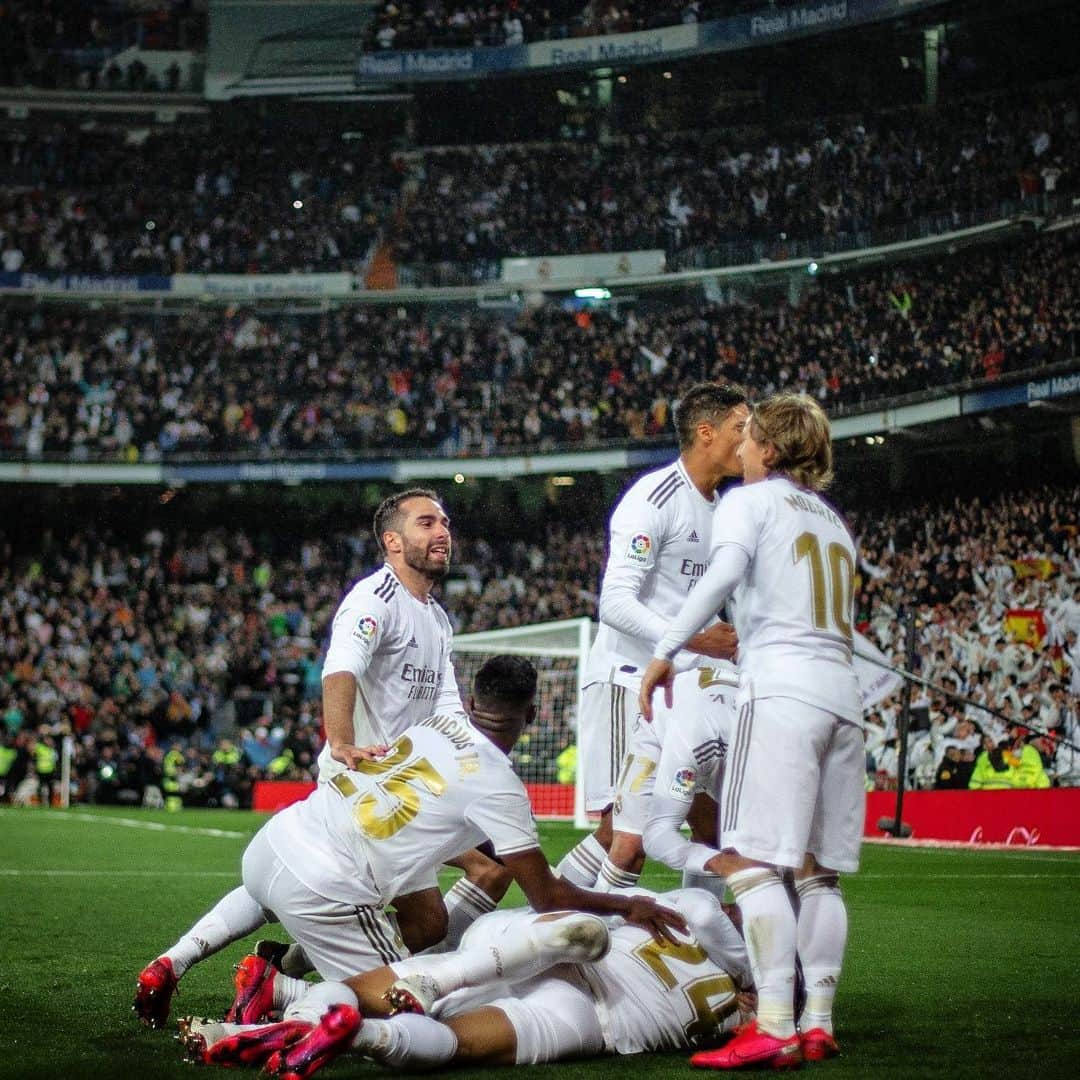 ヴィニシウス・ジュニオールのインスタグラム：「Lucharemos JUNTOS! Gran noche ayer Equipo. Gracias afición. ¡HALAMADRID! ⚪️」