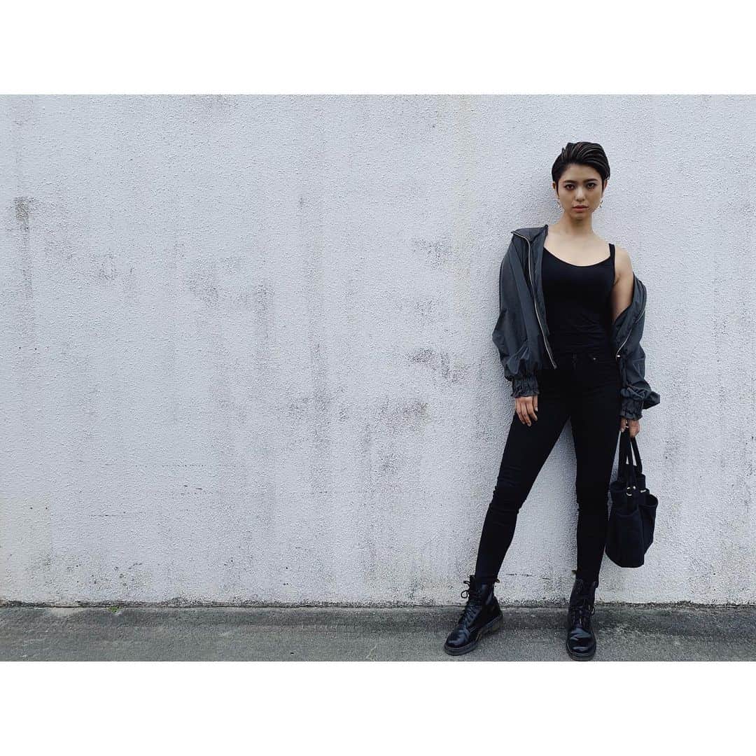 金城優華のインスタグラム：「久しぶりに﻿ カラオケ言ってハッスルしてきた。﻿ ﻿ そんな日のお洋服。﻿ ﻿ ﻿ ﻿ outer:﻿ @zara  camisole:﻿ @uniqlo  denim:﻿ @uniqlo ﻿ shoes:﻿ @drmartensofficial ﻿ accessory﻿: CAN'N'U ( @yuuka_kinjo_ ) ﻿ ﻿オールバックスタイルだったので メイクは黒を使わない カラーメイクでちょっとおフェミ。  カジュアルな格好には パールのドレス感足すのが好き。 ﻿ ﻿ #金城優華﻿ #金城の休日﻿ #優華服事情﻿  #ootd #ママコーデ #アラサーコーデ  #ザラコーデ ﻿ #ZARA﻿ #UNIQLO﻿ ﻿ ばっかり」