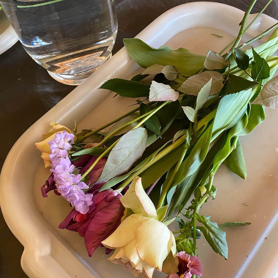 武藤乃子さんのインスタグラム写真 - (武藤乃子Instagram)「💐 チューリップのアレンジ🌷  チューリップの柔らかい茎と垂れ方を生かして、流れをつくるレッスンでした。 春のお花、可愛い🌷  今月はレッスン行けるのかしら。 てんやわんやの年度末。  #フラワーレッスン #フラワーアレンジメント #お花 #花のある暮らし #花のある生活 #時差投稿 #大人の習い事」3月2日 14時01分 - muto_noriko.11