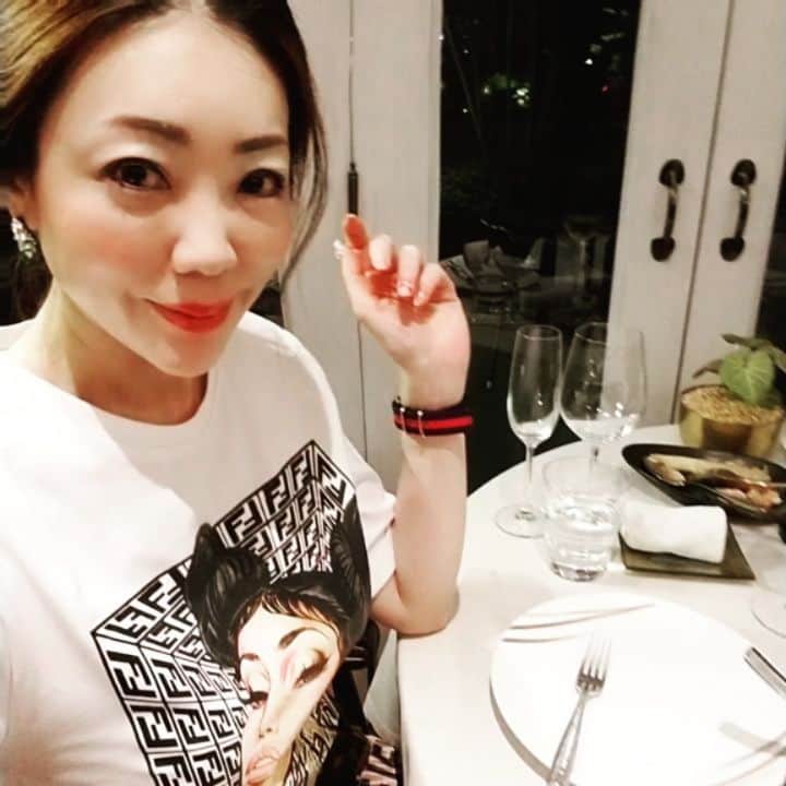 のインスタグラム：「バーン デュシタニ　@baandusitthani にあるタイ料理「ベンジャロン」でDinnerを食べました😊 お庭に囲まれたレストランで雰囲気が良かったです 客層も良くて贅沢な気分でゆったり食べれます。グリーンカレーなども日本人好みの味だしキレイだしオススメだよ  私のコーデはスペシャルにしたよ✨  #baandusitthani #benjarong #dusitgourmet #thienduong #タビジョ　#女子旅　#タイ旅行　#リッキーミナージュ 　#fendi  #happy」