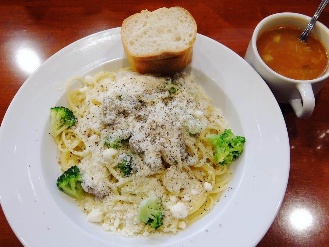 桂春雨さんのインスタグラム写真 - (桂春雨Instagram)「昼ごはん。コロナウイルス の影響で1日オフになったので、ゆっくりランチ。ニッコリで、日替わりパスタ『サルシッチャとブロッコリー・たっぷりパルミジャーノチーズ』。パルミッジャーノの上の挽きたて黒胡椒がとても良いアクセント。 #昼ごはん #ランチ #パスタ #イタリアン #サルシッチャ #ブロッコリー #パルミジャーノ #黒胡椒 #lunch #pasta #noodles #instafood」3月2日 14時14分 - harusamek