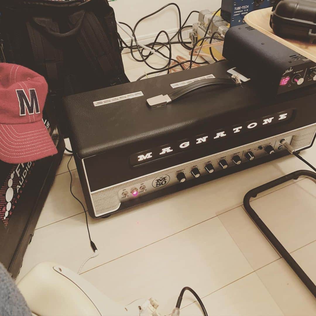 増崎孝司のインスタグラム：「MIX作業など確認しながらギターも追加録音出来るという便利な世の中 #magnatone #suhrreactiveloadir  #homerecording」