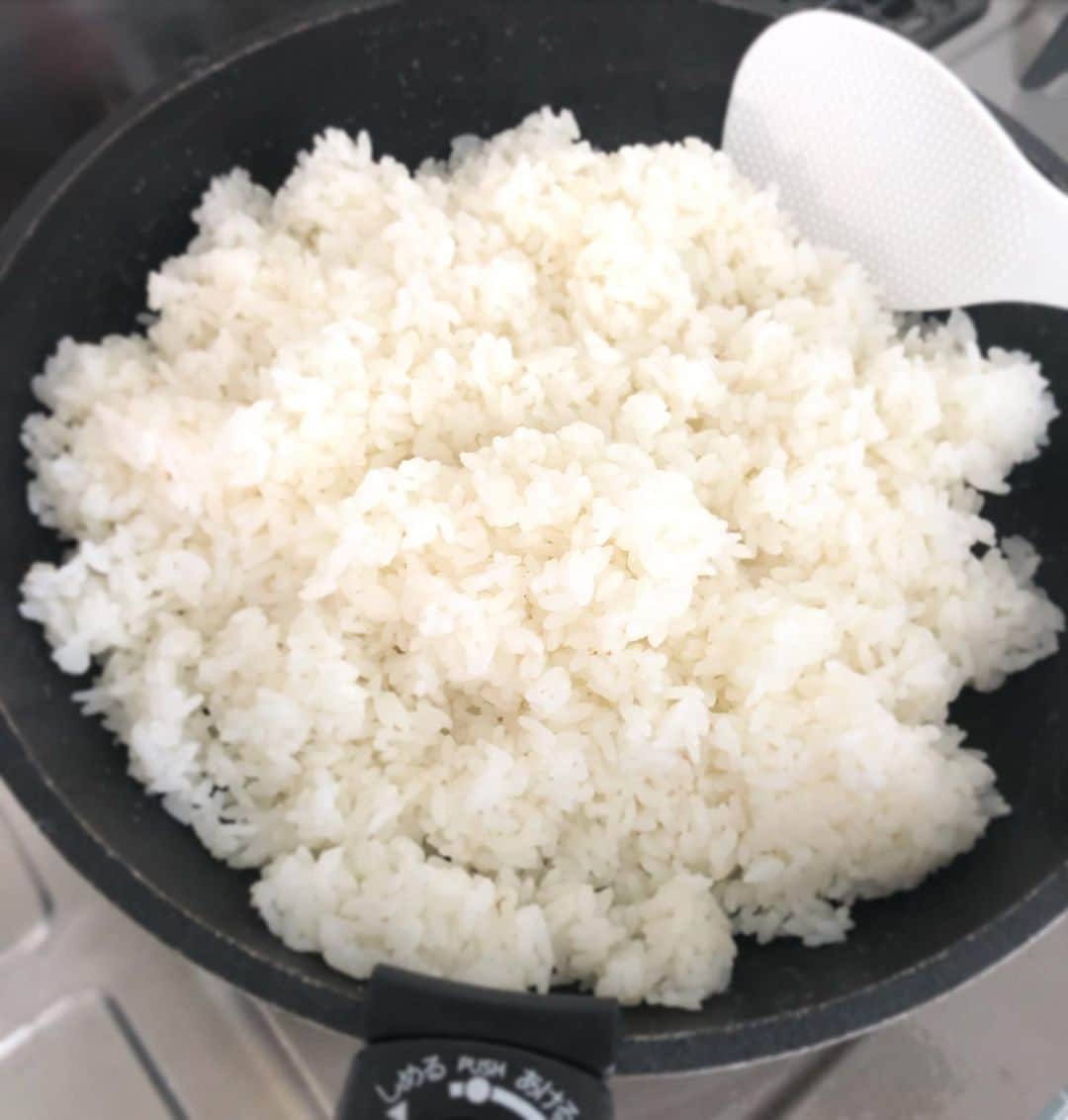 馬渕史香のインスタグラム：「フライパンでご飯が炊けてしまった😳😳😳 びっくり しかも美味しい . #ふみかごはん  #あしざわ家 #レシピ #recipe #ずぼらレシピ #主婦 #macaronimate -- #japan #japanesefood  #food #instafood  #foodstagram」