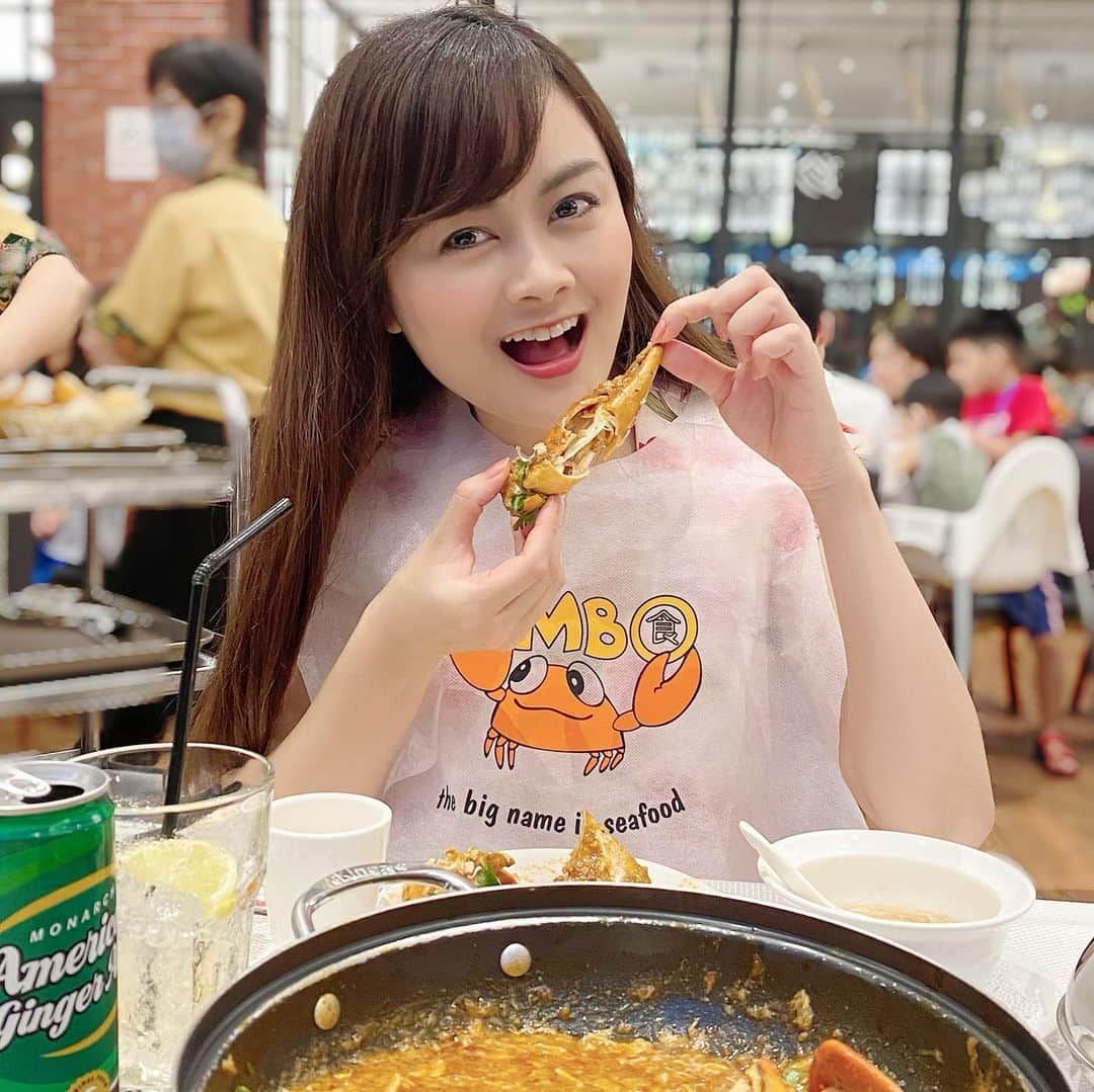 野本愛さんのインスタグラム写真 - (野本愛Instagram)「ジャンボシーフードでチリクラブなどコース料理を食べたよ😊❣️ . チリクラブはコクがあって甘ピリ辛😃👍 . シリアルがついたエビも甘くて今まで食べたことない味で良かったなぁ〜🥰🥰 . あと、最後のマンゴーのカキ氷デザートも美味しかった❤️❤️ . どれも全部美味しかったからまた来たい😆😆 . #シンガポール旅行 #チリクラブ #ジャンボシーフード #シンガポールご飯 #シンガポール旅 #シンガポールグルメ #シンガポール料理 #海外女子旅 #海外旅行好きな人と繋がりたい #旅スタグラム #海外グルメ #美食 #カニ好き #母娘旅行」3月2日 14時27分 - himemode