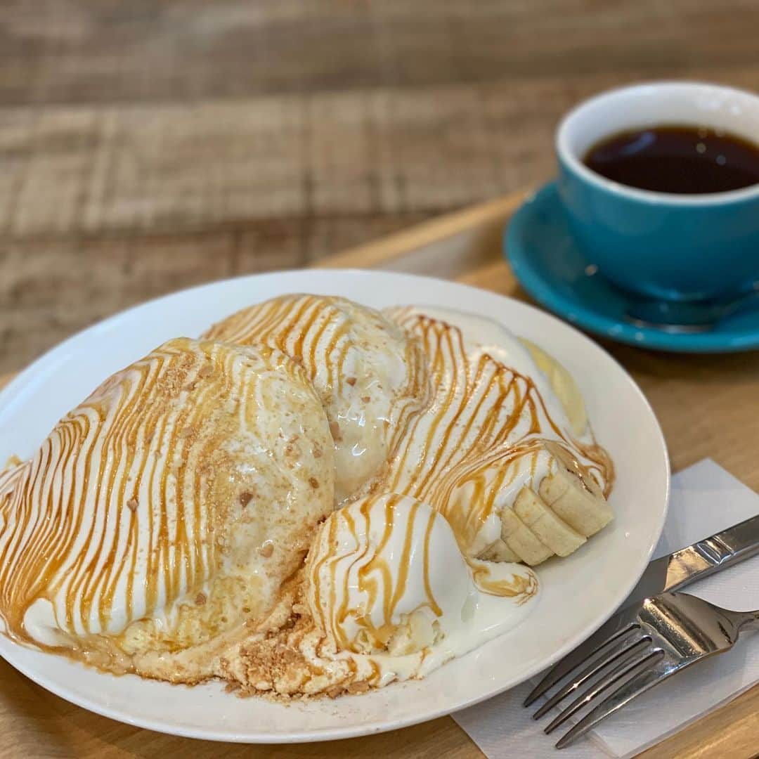 興梠友理のインスタグラム：「【駒込駅徒歩5分 jam coffee】 琥珀パンケーキ+ドリンク 1500円 ・ @officialgrouponjp のクーポンを購入して、このパンケーキ+ドリンクセットを980円で頂いてきました❤️(定期圏外の交通費を加算してもおトク♪) ・ このお店のクーポンは平日使用限定だから、今日はたまたま会社が休みでクーポン使えてよかった☺️ ・ 肝心のパンケーキは見た目通りふわふわでフォークで刺せなくてスプーンのようにすくって食べましたwwクリーム&ビターなキャラメルソースとの相性も最高✨大きく見えるけど一人でもペロッといけちゃいます😚焼き上がりまで20分くらいかかるけど、待つ価値ありな美味しさ❤️(表参道にあったら確実に行列店になると思う) ・ ドリンクもフルーツウォーターなのが嬉しかったな。 ・ クーポン割引なくても普通に通いたいお店です😤 ・ #jamcoffee #ジャムコーヒー #琥珀パンケーキ #駒込カフェ #駒込グルメ #パンケーキ #pancake #グルーポン #groupon #grouponjp #クーポン #クーポン活用」