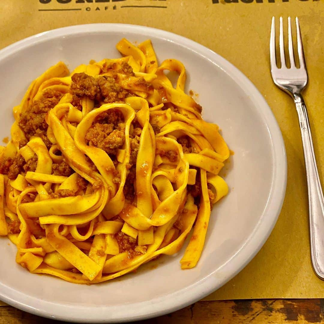 ベリッシモ・フランチェスコさんのインスタグラム写真 - (ベリッシモ・フランチェスコInstagram)「Just wow 😲Eating the best Tagliatelle al ragù Bolognese in Bologna, at Osteria dell’Orsa😋🍝🇮🇹 ボローニャで最高のボロネーゼ！価値観が変わる🤣Che bello mangiare un bel piatto di Tagliatelle!!!❤️ #ベリッシモ #料理研究家 #francescobellissimo #chef #tvchef #cheftv #celebritychef #bologna #bolognese #osteriadellorsa #tagliatelle #pasta #italia #italianfood #italianstyle #イタリア料理 #イタリア #ボローニャ #ボロネーゼ #パスタ #picoftheday #vip #luxurylifestyle #enjoyfood #enjoylife #foodporn #afrodisiaco #aphrodisiac #tevieneerbozzo」3月2日 14時33分 - bellissimoyoshi