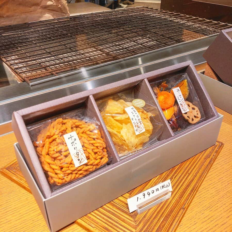 菊池かなこさんのインスタグラム写真 - (菊池かなこInstagram)「. 麻布十番の 杵屋さんへ行って来ました🚴‍♀️ @azabujyuban_kineya . 化学調味料を一切使っていない、 体に優しくて珍しいフレーバーの 高級感のあるポテトチップスなどのお菓子がたくさん☺︎ . 麻布十番商店街らしい お洒落で雰囲気のある小さなお店で、 東京のお土産としても人気みたい🎶 オンラインショップもあるのでお取り寄せも🙆‍♀️ . "大人のおつまみ専門店" 元々は浅草仲見世通りの 揚げおかき、あられの専門店だったそう . ☑︎杵屋のぽてちエクストラオリーブ ☑︎揚げパスタ・ナポリタン ☑︎やさいミックス 人気の3種類の詰め合わせをいただいたので、 食べてまた載せます✨ . . ୨୧┈┈┈┈┈┈┈┈┈┈┈┈┈┈┈┈┈୨୧ #麻布十番杵屋 #麻布十番 #手土産 #ポテトチップス #揚げパスタ #野菜チップス #オーガニック #おつまみ #pr #コラボベース #お取り寄せスイーツ#お取り寄せグルメ #無添加おやつ#無添加食品#無添加生活#無添加 #日本必買#日本必吃#東京必買#東京必吃#麻布十番商店街 #麻布十番グルメ」3月2日 14時39分 - canana_kanako
