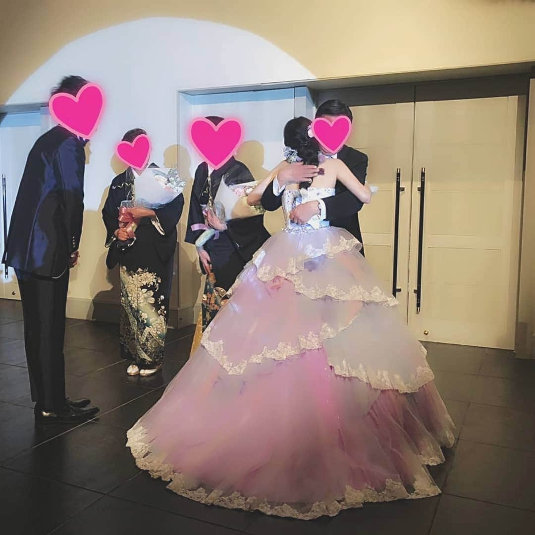 坂本詩緒里さんのインスタグラム写真 - (坂本詩緒里Instagram)「結婚式の写真沢山送られてきました～📷 ２回に分けてアップします✨  #結婚式 #ウェディングドレス  #ウェディング #新郎新婦 #美女と野獣ウェディング #ラプンツェルウェディング #ベルクラシック東京 #花嫁 #ブライダル #wedding #皆さんありがとうございました #幸せな時間  #親孝行 #プロボウラー #韓国ウェディング #ケーキ #チャペル #協会 #挙式」3月2日 14時48分 - jpba529