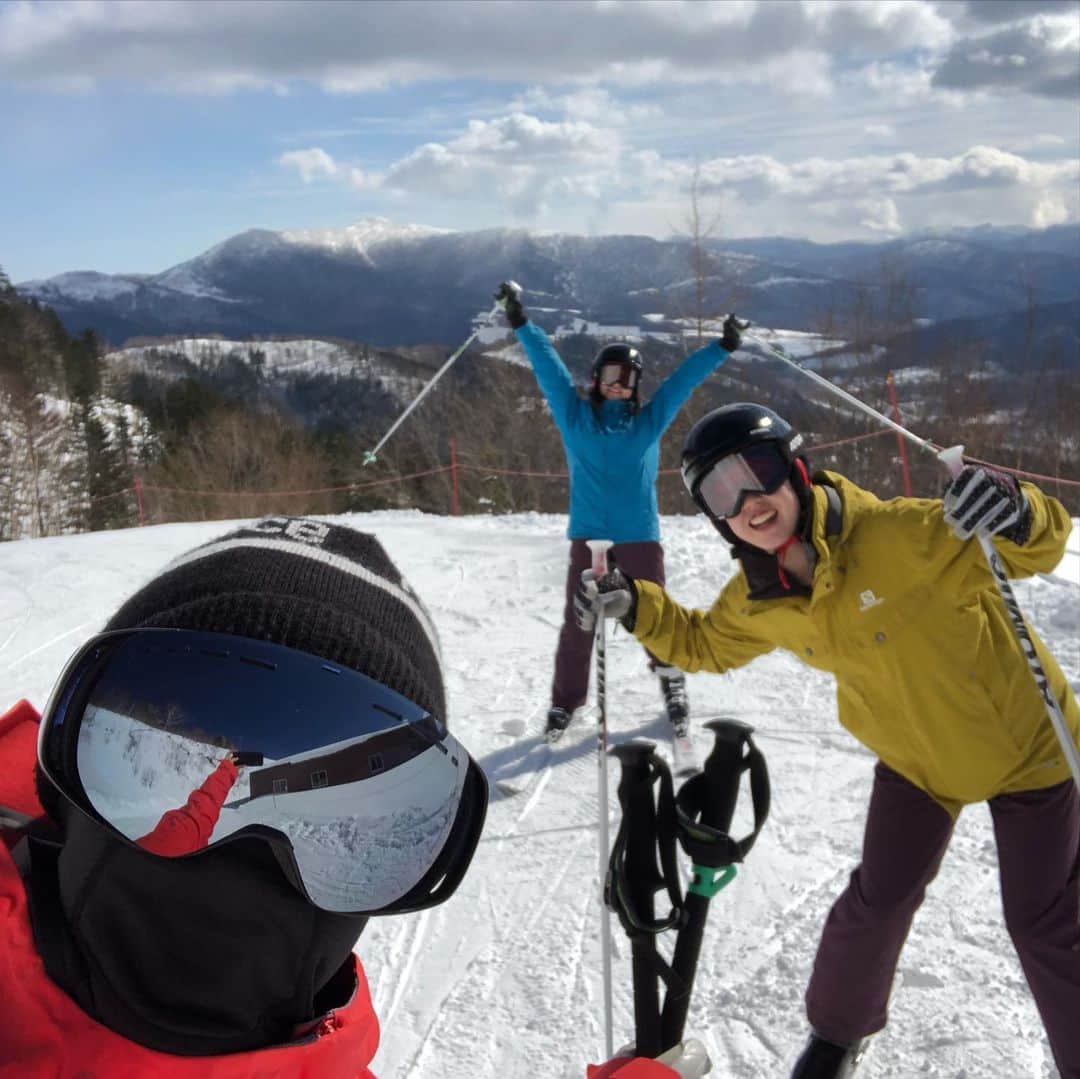 伊藤みきさんのインスタグラム写真 - (伊藤みきInstagram)「先週！行ってきました、星野リゾートトマム😍  ずっと行きたいと思ってたところ！！！ もう本当に全てに感動！ 接客もお部屋もスキーも、こんな楽しいリゾートなんだ、、、🥺🥺 また行きたい、、、🥺 スキー2回目の美咲ちゃんと、スキー久しぶりの文音ちゃん。 2人ともスキーの感覚スイッチが違って面白かった〜。 こんな素敵な時間を過ごせて、誘ってくれてありがとう😆❤️ 星野リゾート所属の美咲ちゃんは、春からOMO3東京川崎の総支配人に🤩 文音ちゃんは、12月に引退して、実はプライベート初めての旅行だったそうで、、🥳 なかなか面白い3人の旅（現地集合）でした〜！ また近々🙂🙃😉 #星野リゾート　#トマム星野リゾート  #霧氷テラス　#アイスヴィレッジ  #アイスヴィレッジ内のピザも美味しい　#寒さは美しさ　#雪山は神様からのプレゼント　#たった一人のチームメイト #競泳　#バドミントン　@yamagu_331 @ayane0927」3月2日 15時05分 - itomikiitos