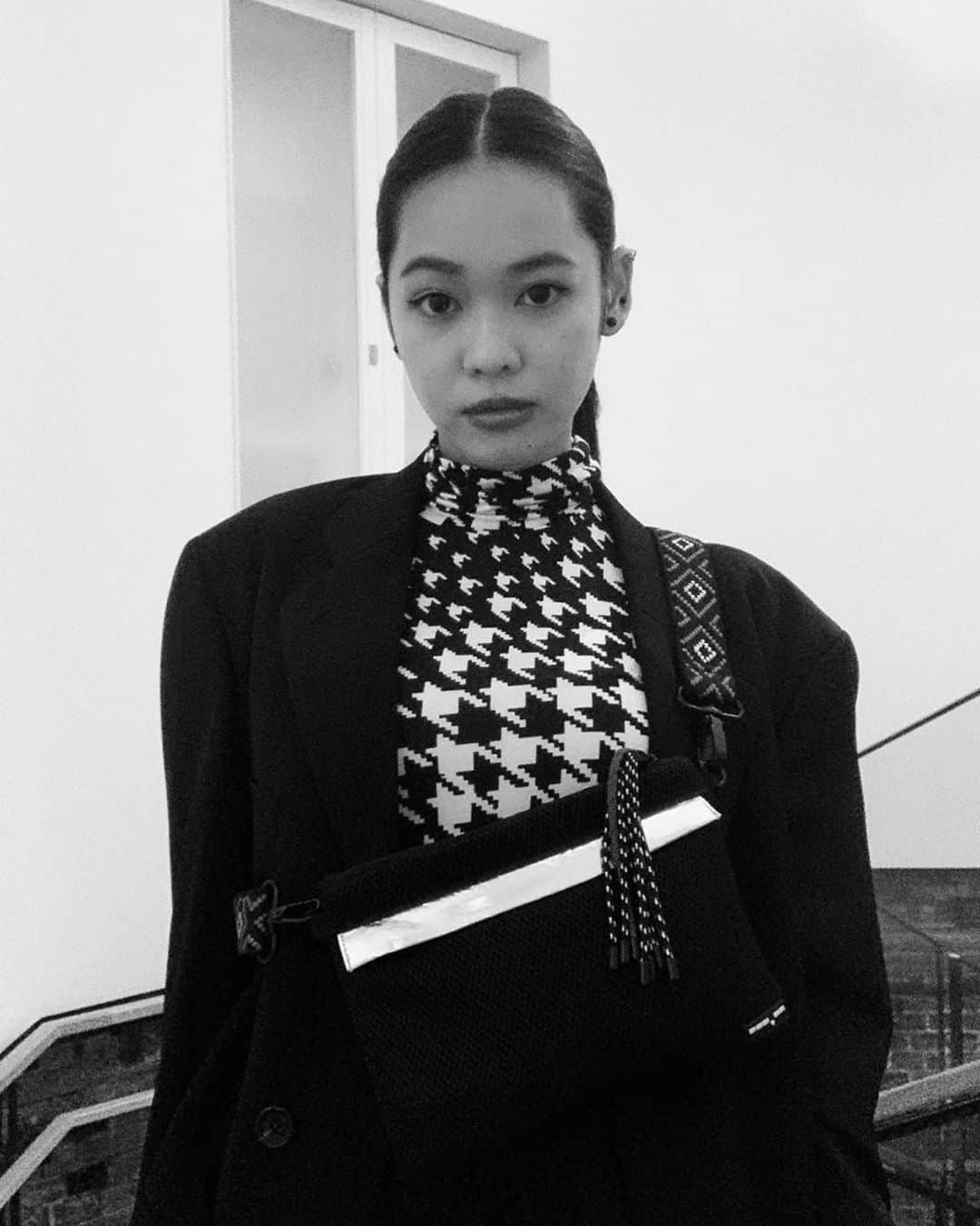 池田莉子さんのインスタグラム写真 - (池田莉子Instagram)「jacket﻿ 90s @commedesgarcons ﻿ Tops @hm﻿ #houndstooth﻿ bag @go_dashdot ﻿ ﻿ バルセロナ展に行って来たよ◼️▪️﻿ ダリを見に行ったつもりが…他にも沢山﻿ 素敵な作品があって、周るのが大変でした。﻿ ジョアンミロの『蝶と花』の美しさとゾワゾワ感。。﻿ どんどん美術館も閉鎖されているから見に行けて﻿ 良かった。﻿ ﻿ #tokyostationgallery #tokyo #art #surrealism  #barcelonathecityofartisticmiracles  #commedesgarcons #powershoulder #ootd  #美術館はしご #東京ステーションギャラリー﻿ #バルセロナ展 #ジョアンミロ﻿」3月2日 15時07分 - ricoikeda