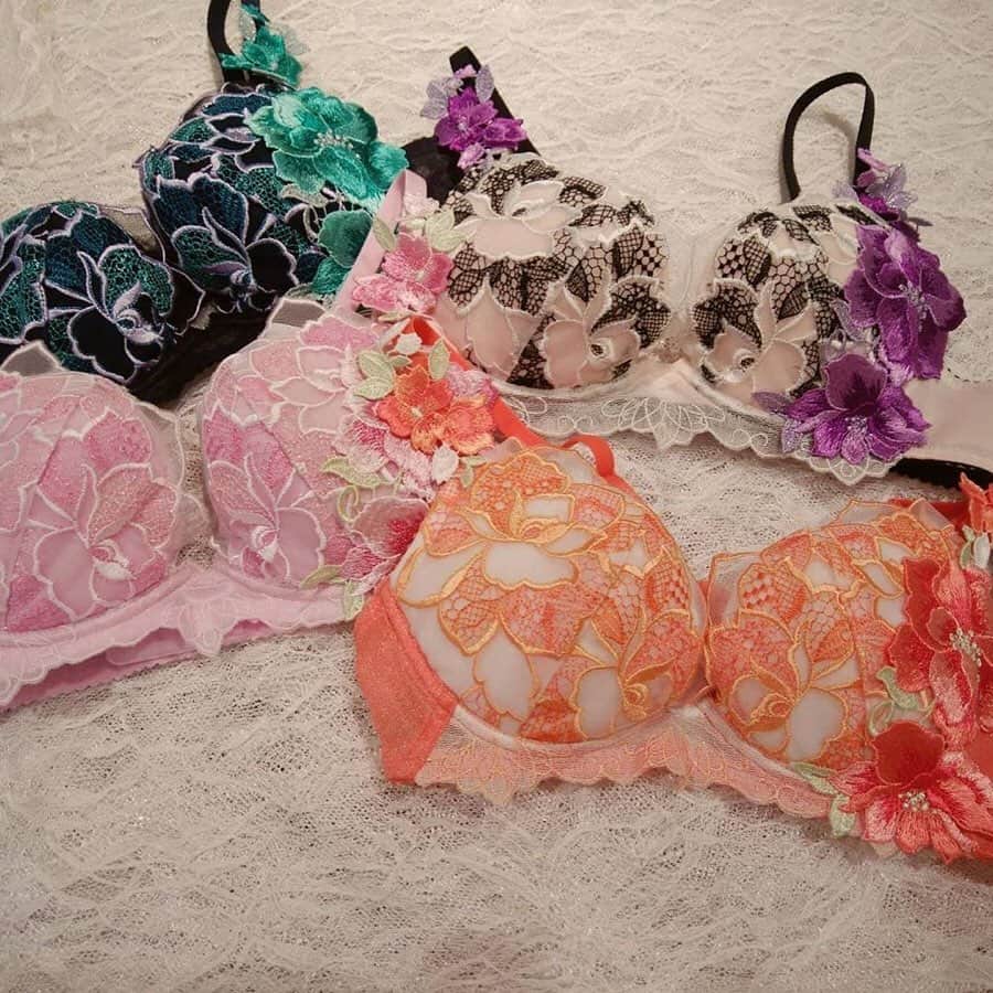 サルートさんのインスタグラム写真 - (サルートInstagram)「【b.c.minette パセオ店】です✨  サルート春夏シーズン 新作入荷しております。 .  春らしい華やかで可愛らしい印象の22グループ❤️ メインはパワフルな元気の出るオレンジカラーです。🍊 . . #ワコール  #Wacoal  #ミネット  #minette  #サルート  #Salute  #ランジェリー  #下着  #ブラジャー  #2020春夏コレクション  #サルート好きと繋がりたい  #サルート女子  #サルート新作  #大通り  #パセオ  #wacoal_salute」3月2日 15時07分 - wacoal_salute