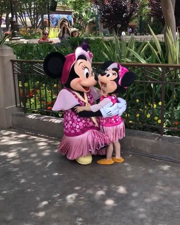 tiahy__のインスタグラム：「Thank you for your always lovely smile. . . . . . . March 2, 2020. . . いつも輝いていて、誰にでも優しいMinnieちゃん. . taiちゃんの憧れのMinnieちゃん. . また必ず会いに行くからね♡. . . 🎀. #minnie_taia#minnie#californiaadventurepark#ミニーの日#ディズニーコスチューム#ディズニー衣装」