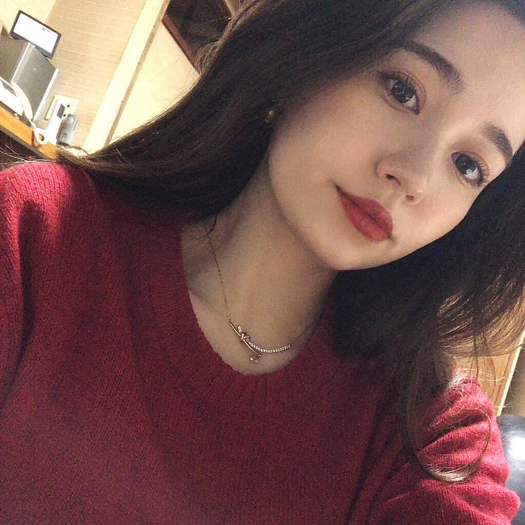 加藤愛里クリスティーナのインスタグラム：「. . @swarovski White dayコレクションのlifelong hartネックレス こんなに特別な気分になれたネックレスは初めて 長さも短めでクルーネックのニットとかティーシャツでもネックレスが見えるの嬉しい。かわいい。 アクセサリー一つで気分変わる女の子ってすごいよね😯💕 . #スワロフスキージュエリー  #Swarovski  #SparkDelight #pr」