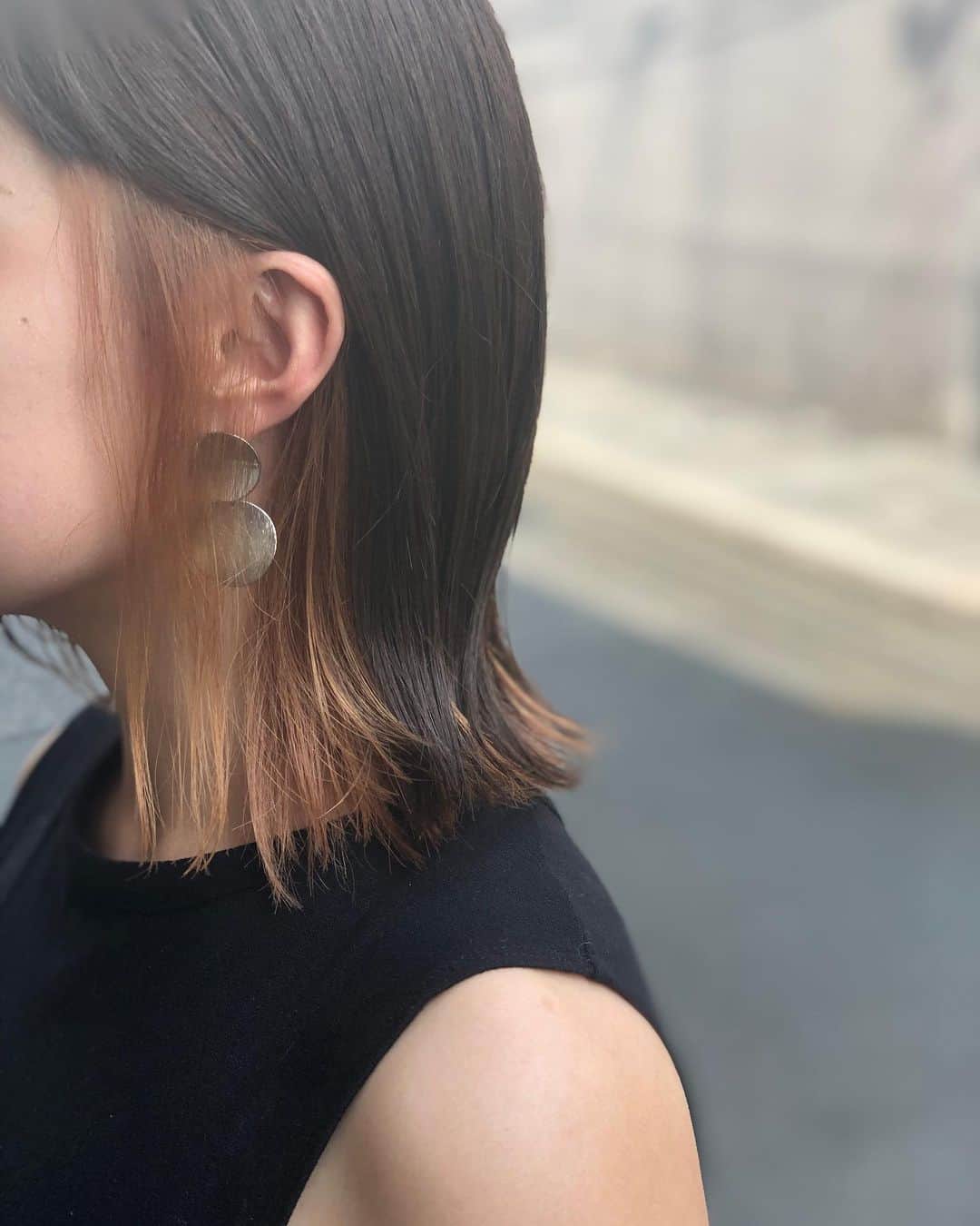 前田真吾のインスタグラム：「春🌸にピッタリ✨ インナーカラー🌈  カラーが可愛いと毎朝、鏡を見るの楽しみになりませんか😝✨？？﻿ ﻿ そんなHappyを皆さんに感じていただいたい🥺✨﻿ ﻿ ﻿だから僕は【カウンセリング、薬剤、施術方法】﻿にこだわりをみ持っています🔥 ﻿ ﻿ 僕のカラーの特徴は何と言っても﻿ 【ダメージが少ない】です🌈 ﻿ 施術履歴や髪質を見極めながら﻿ 丁寧にカラーしていくことで﻿ 今までできなかった色に仕上がります👍✨﻿ その人に似合う色味・できるカラーが必ずあります👌 その人にベストな髪色にいたします🙇 ㊙️カラーはカウンセリングで全てが決まります！なぜなら履歴等で色が変わってしまうからなのです💡 ﻿ ﻿美容室選びに困っている方。﻿ 一度僕におまかせ下さい😊🌈 ﻿  ご予約✂️はDMからお問い合わせください🌈🙇 ﻿ 【Fannane】﻿ ======================﻿ ⭕️東京都渋谷区神宮前4-14-2 🚃表参道駅【A2出口】徒歩4分﻿ 【prise】﻿ ======================﻿ カット✂️ ¥7,150 縮毛矯正💇‍♀️ ¥15,400 カラー🌈 ¥7,700 トリートメント✨¥3,300〜 （税込み）﻿ その他のメニューも多数ございます﻿🙇 お気軽にお問い合わせ下さい﻿✨ ======================﻿ #ボブ#表参道#青山#hair#外ハネ#ミニボブ#l4l#follow#followme#ヘアカラー#カラー#haircolor#color#外国人風#外国人風カラー#ハイライト#透明感#外ハネボブ#ミニボブ#ブリーチ#ブリーチカラー#ハイライト#beautyair#赤#赤髪#🧡#🍊#オレンジカラー#purple#オレンジ#orange」