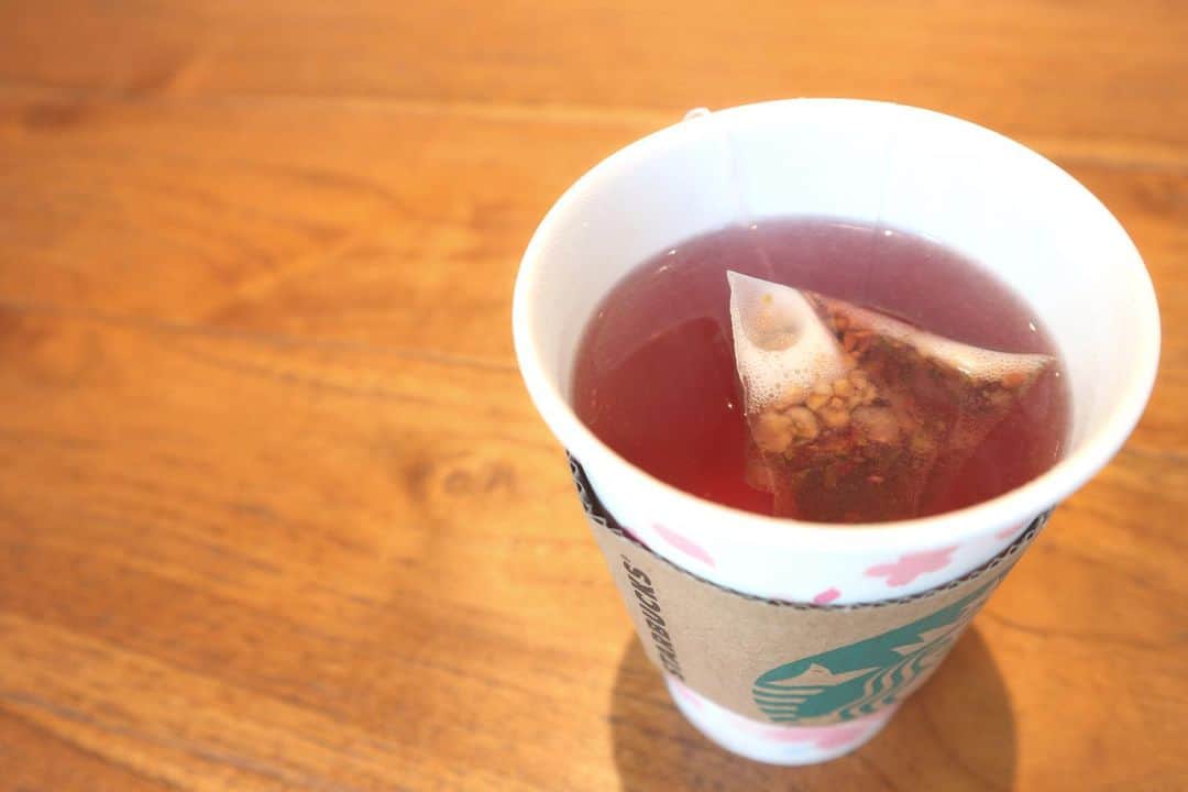 RENA のインスタグラム：「お気に入り❤︎ ． コーヒー大好きだけど、既に朝から1.2杯飲んでもう飲みたく無いけどスタバ行きたい時、疲れてるとコーヒー具合悪くなるし癒しを求めたい時🌸 ． ホットのユースベリー☺️ ． 最高に癒されるから大好きな私のオススメ🌿✨ ． ． ． #スタバ #ハーブティー #オススメ #自然治癒力 #癒し #自分時間 #starbucks #herbtea #cafetime #myfave」