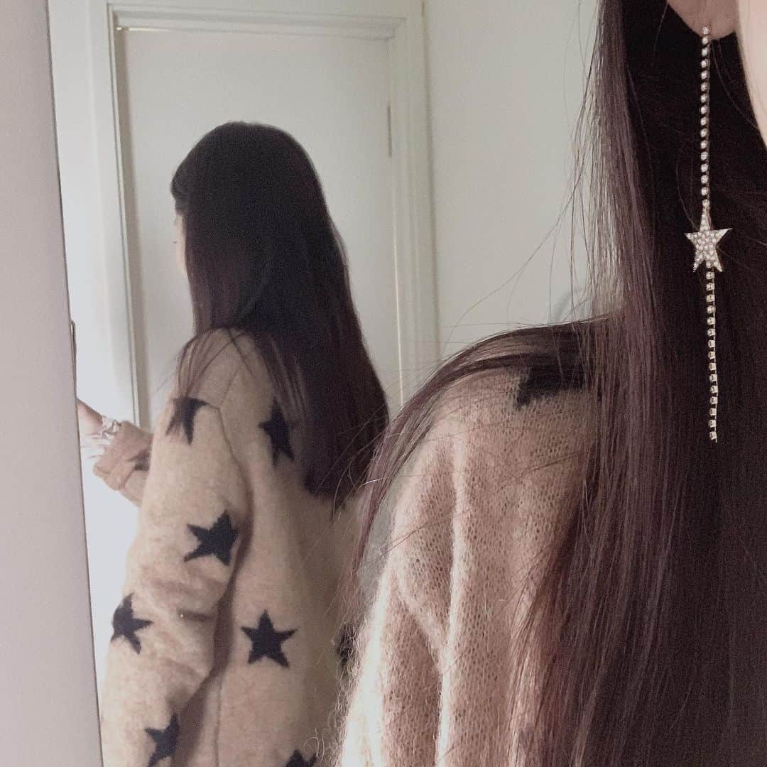 のインスタグラム：「今日も⭐️だらけ。 このカーディガンも気に入っていて長い間着ています。まだまだ着るぞう〜〜😎」
