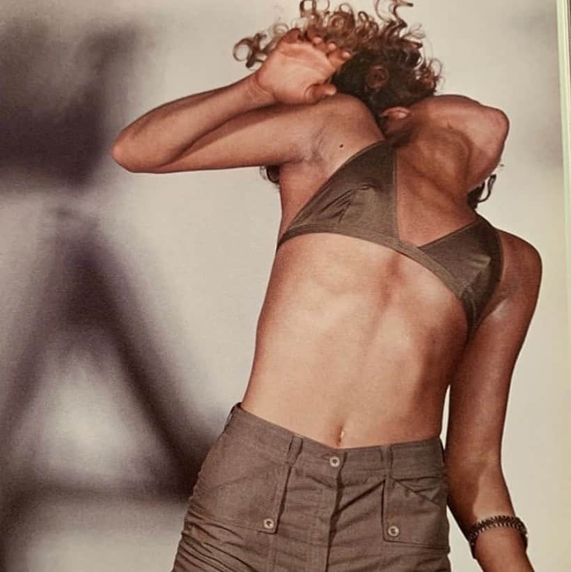 エステルデヴェのインスタグラム：「Via @camillebwaddington」