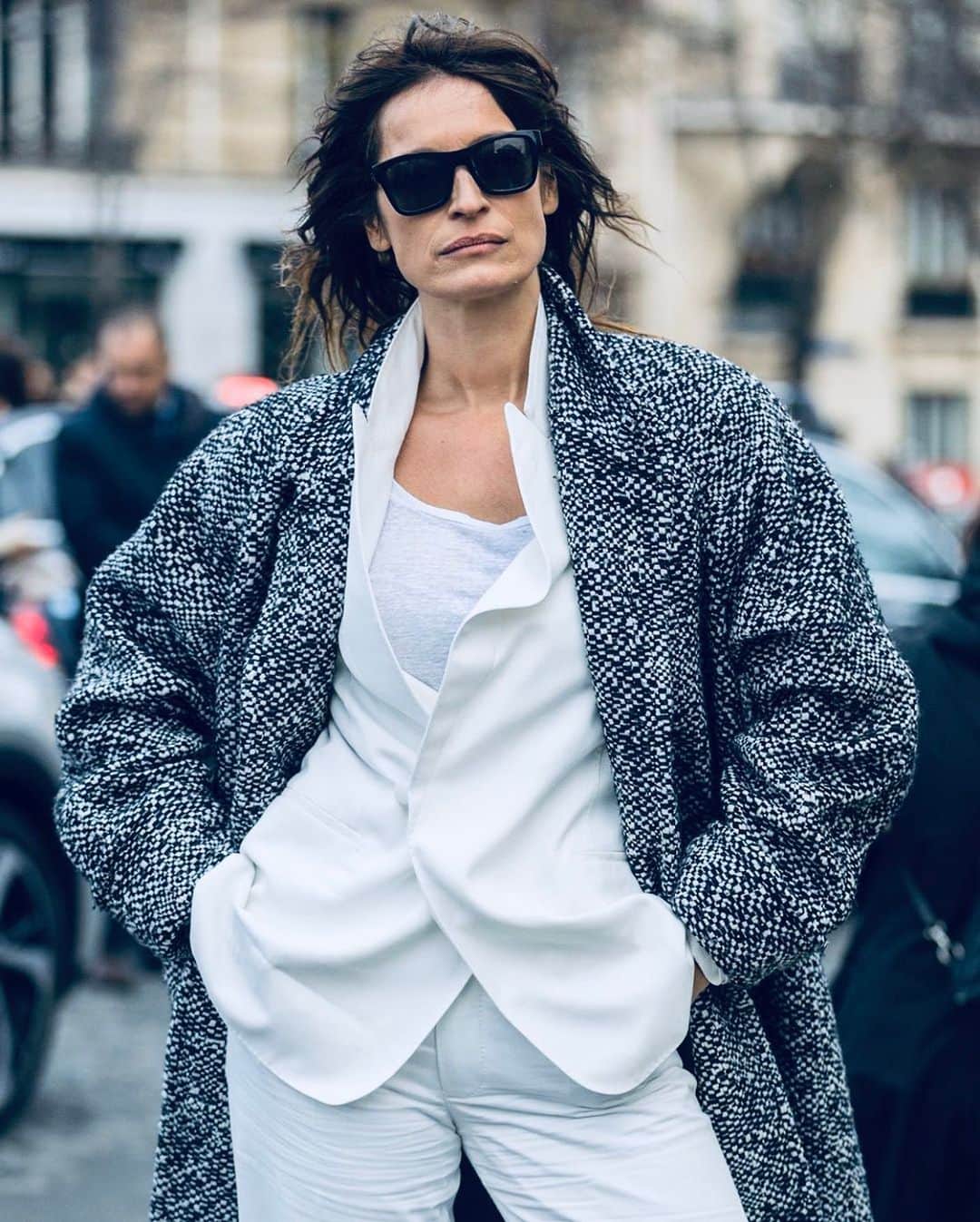 カロリーヌ・ド・メグレのインスタグラム：「Saturday Paris Fashion Week  Photo @guramkapanadze  Hmu @jezzhill」