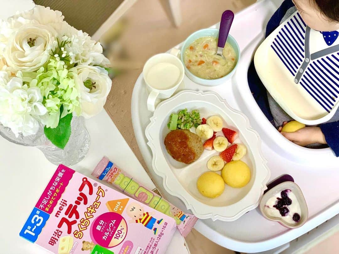 花田浩菜のインスタグラム：「ご飯を食べているときが何より幸せそうな息子。 見ていると私の遺伝子なんだろうな、、とつくづく思います😂 . . 1歳台までは目の前にあるものぜーんぶ食べてしまって怒ってるくらいな息子でしたが、2歳前後になってきたらかなりの偏食くんになり💦 今は食べる量が多いのに#好き嫌い も多いから、そういう年頃よね、と思いながらも栄養も偏るし色々食べて欲しいなーというのもオヤゴコロ。 . . そんな最近、 『明治ステップ らくらくキューブ』をプレゼントして頂きました💕 1〜3歳の2人に1人以上は鉄分・カルシウムが不足しているそう💦 『明治ステップ らくらくキューブ』は鉄分やカルシウムが取れるし、牛乳の代わりに料理やおやつに使いやすいので有難い✨🥛 この日は細かくしたお野菜、大好きなお肉も入れた#クリームシチュー 風にアレンジしてみました♪ 息子も美味しかったみたいで私も嬉しい〜😊シチューだとパンでもご飯でも付け合わせにストックできるのでとても便利です🙌 . . ステップごはんの公式アカウント @stepgohan ではらくらくキューブを使った親子に嬉しいレシピがたくさん紹介されているのでチェックしてみて下さいね😊💕 . . #明治ステップらくらくキューブ #グローイングアップフード #ステップごはん #2歳 #2歳5ヶ月 #mamagirl #PR #赤ちゃんのいる生活 #2児ママ #2歳差兄妹 #2歳差育児 #男の子ママ #女の子ママ #鉄分 #幼児食 #こどもごはん #おうちごはん #2歳ごはん #happy #happydays」