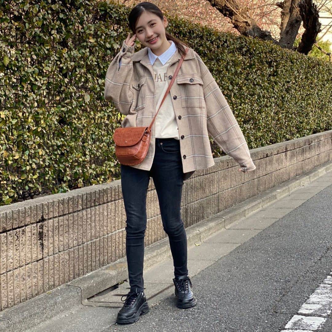 新潮社 ニコラ さんのインスタグラム写真 新潮社 ニコラ Instagram ボーイッシュめなシンプルコーデ 黒のスキニーはスタイルよく見えるから低身長の子とかにおすすめ トップスのシャツとtシャツはセットだから 1枚でオシャレに着れる バックでコーデ