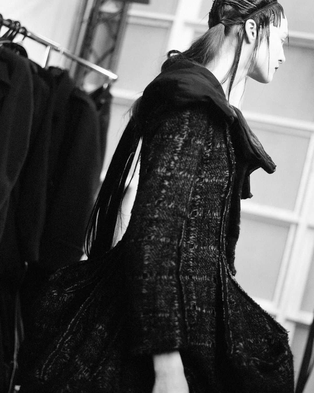 山本耀司さんのインスタグラム写真 - (山本耀司Instagram)「Yohji Yamamoto AW20-21 collection.  Backstage by @elise_toide Hair by @eugenesouleiman  Makeup by @patmcgrathreal  #YohjiYamamoto #AW20 #PFW」3月2日 16時11分 - yohjiyamamotoofficial