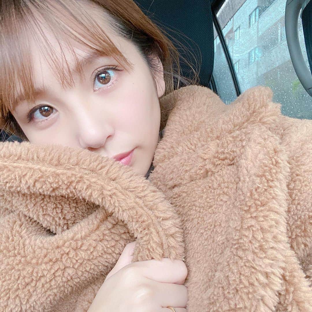 福長優のインスタグラム：「❤︎ 昨日はトレンチコートだったのに。  今日は モコモコに助けられたな🧸  ありがとう、モコモコ  #もこもこアウター  #もこもこ  って何回も打ってたら もこもこって何？と思っている  #習い事待ちの暇な時間」