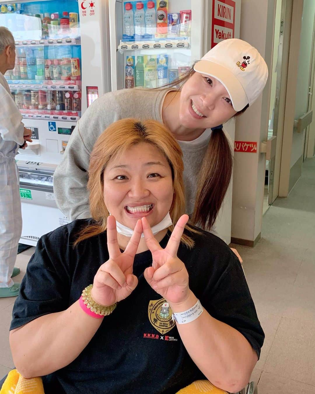 井上貴子さんのインスタグラム写真 - (井上貴子Instagram)「田口氏ときょんPのお見舞いへ。 雨が降ってて寒かったー。  きょんPは 団体の社長さんなので  自分の治すことだけに 集中してもらいたいけど そーゆーわけにもいかない。  会社のこと 所属選手のこと お店のこと  そんな中 アタシにできることは…  なにもない。  お店だって ゲコのアタシは役立たず（笑）  ソレでもいい！ ということで（笑）  今週6日金曜日20時 井上京子選手のお店 「あかゆ」にて出勤だよ^ ^  お時間作って遊びにきてねーー！  Happyで^ ^  #井上貴子  #LLPWX #女子プロレス #紅緒と柊音 #トイプードル部 #井上京子 #田口かほる #井上京子の店あかゆ」3月2日 16時34分 - takaco_inoue