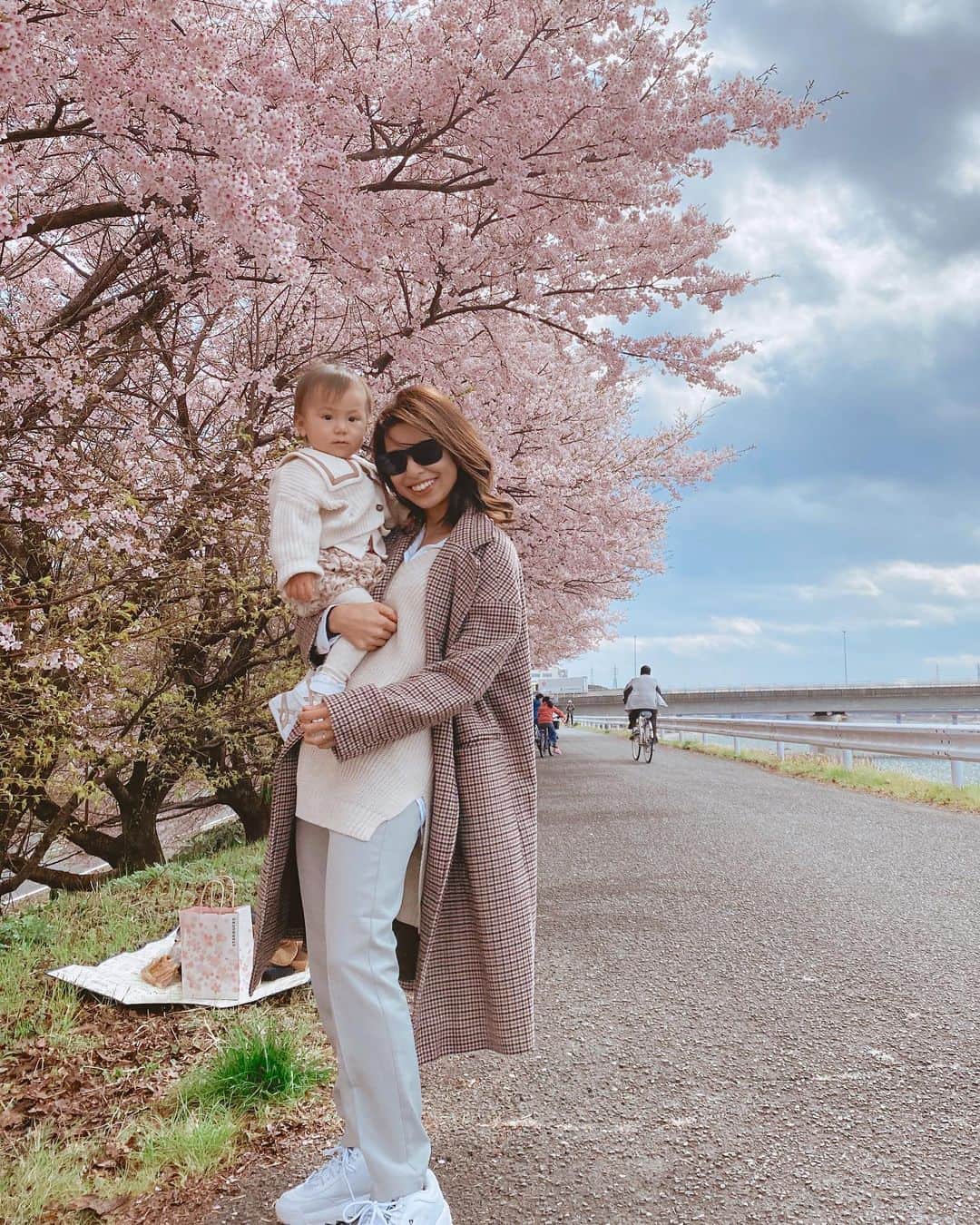 のインスタグラム：「🌸 家族でドライブしながら サンドイッチ🥪食べる いい感じの場所探してたら さくら満開の場所発見〜🌸 早めのお花見始めました🍡 小田原の山北町にある河川敷。 川の名前見るの忘れちゃったんだけど すごい気持ち良かったー🌿 . このpantsの下にも密かに忍ばせてる 前回載せたグラマラスパッツ♡ 着圧パンツ色々履いたことあるけど 全然違うのを3日目にして実感中。 朝から晩まで履いてるから 今の73%のセールが終わる前にと 3枚セット追加でGETしたよー！ フリマアプリで高額な偽物出てるみたいで プロフィールにURL貼りました☑︎ 細く見えるし履いてるだけで 痩せれて着圧が気持ちいい良いから むくみ解消になるしおすすめ😉 . 私服クレジットはタグ付け〜！ サングラスは @isao_seki の借りた👨🏽‍🦱 ________________ #ootd #coordinate #fashion #me #mamacode #springfashion #diet #leggings #1yearsold #babygirl #daughter #mamagirl #modeling」