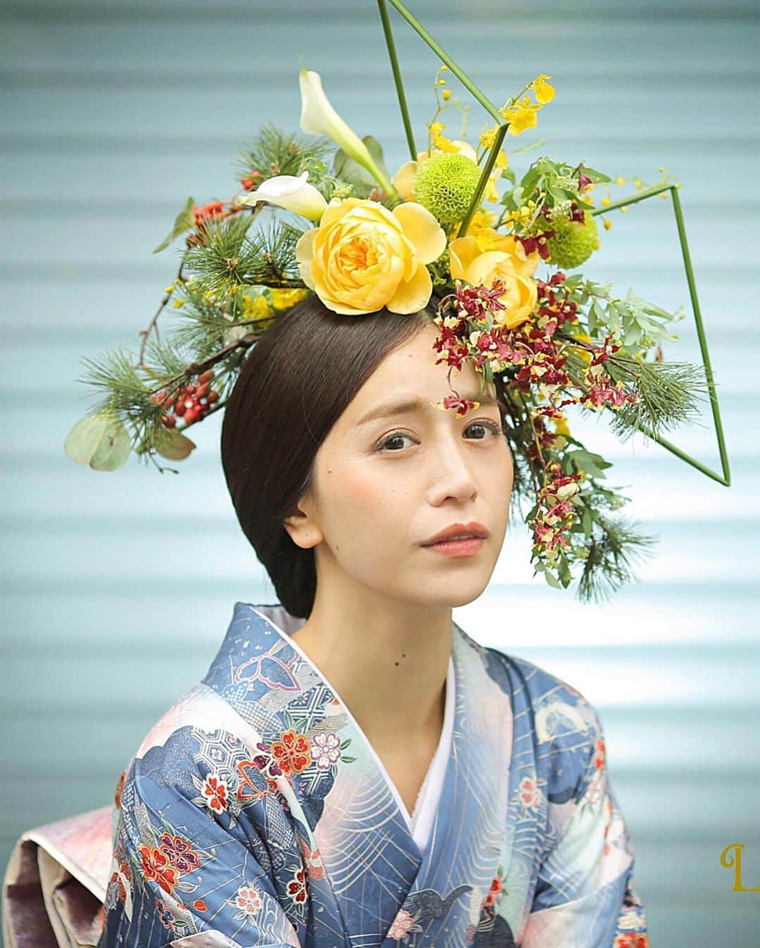 丸山悠美さんのインスタグラム写真 - (丸山悠美Instagram)「先日の花衣は着物で撮影でした。﻿ ﻿ お花を手にすると神が降りてる﻿ アーティストの清和千尋さん @chihiro_seiwa ﻿ ﻿ テーマは“湯豆腐屋の女将”だそう 笑﻿ ﻿ 気持ちが明るく心が華やかになる花衣ですが﻿ 清和さんのお人柄にもすっかりハマっております🥰🌸﻿ ﻿ 今日から学校が休校で仕事も自粛モードですが﻿ こんな時こそ前向きに感謝を忘れずに﻿ 明るく過ごしたいですね☺️🙌🏻﻿ @hanagoromo_luna_fleuge ﻿ #花衣 #LunaFleuge #着物 #着物ヘア #ルナフルージュ #花 #happy #flower #花好きな人と繋がりたい #お花屋さん #和 #生花  #ヘアアレンジ #薔薇 #japan #flowers #flowerart #instagood #flowerstagram #portrait  #popupstore #清和千尋 さん」3月2日 16時48分 - maruyumi