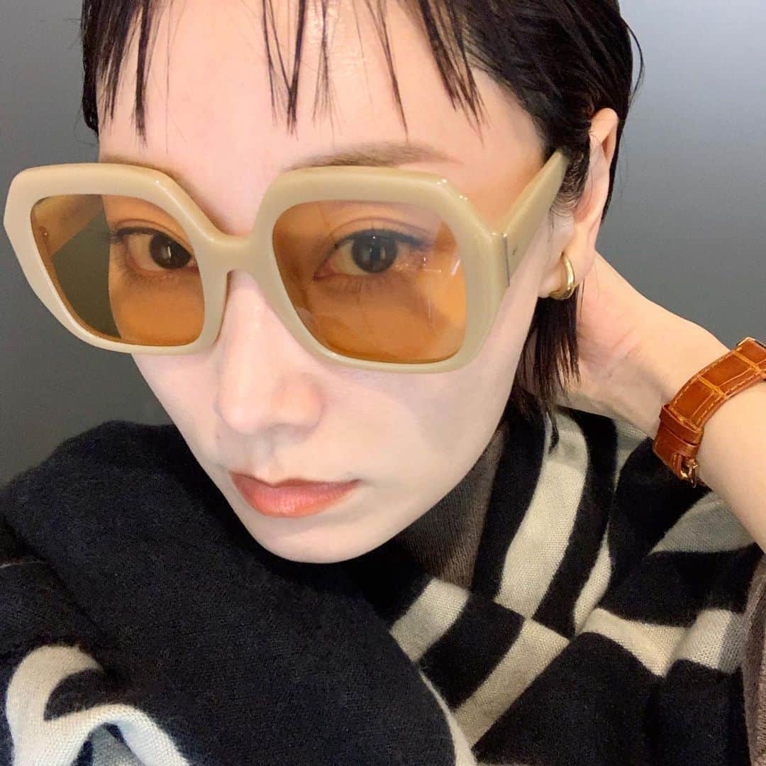 大塚良子のインスタグラム：「balmainのコレクション観て又オールバック熱が上がったものの @nanuk_takahashi.buri さんに前髪作ってもらったのでちょこっと下ろし。 そしてこのストール、ZARAで買ったんだど肌触りよいし大判で暖かいので今回の移動でもかなり重宝した。  #直してもらってた時計の革ベルトが今度は短過ぎて紐通しからベルトが出てこない笑」
