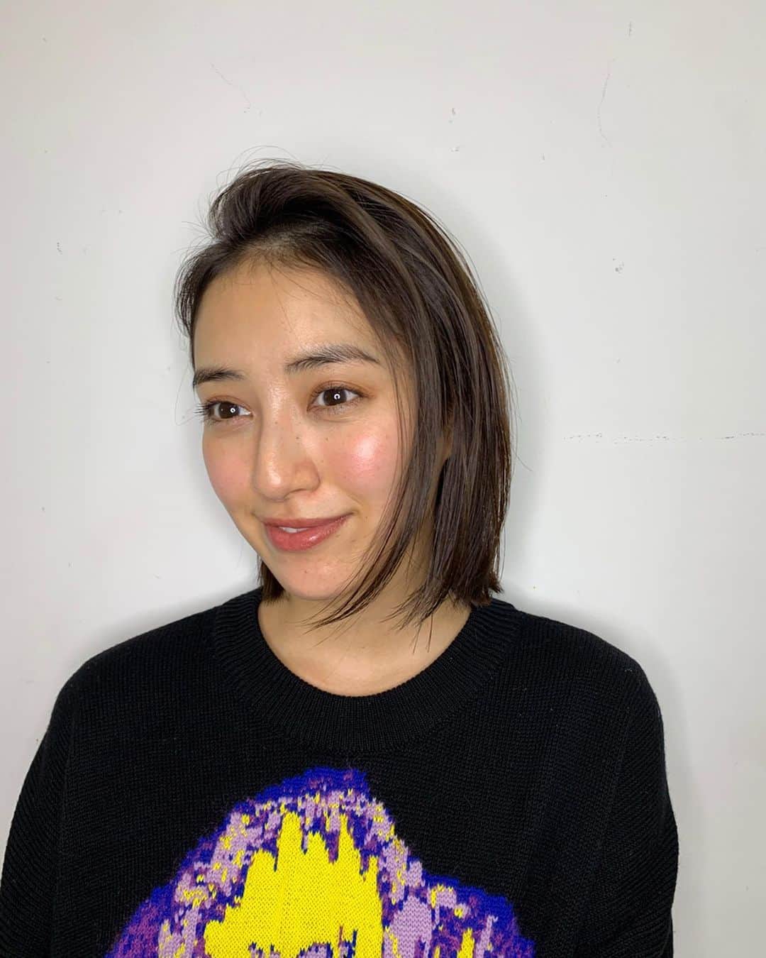 のインスタグラム：「. @pcott0911 にてヘアメンテナンス💇‍♀️ スモーキートパーズとグレーパールで、オレンジ味を抑えてもらいました！詳しくはP-cottさんに聞いてください🤣✨ ストレートのセンターパートもお洒落でいい感じです☺️ いつもありがとうございます！」