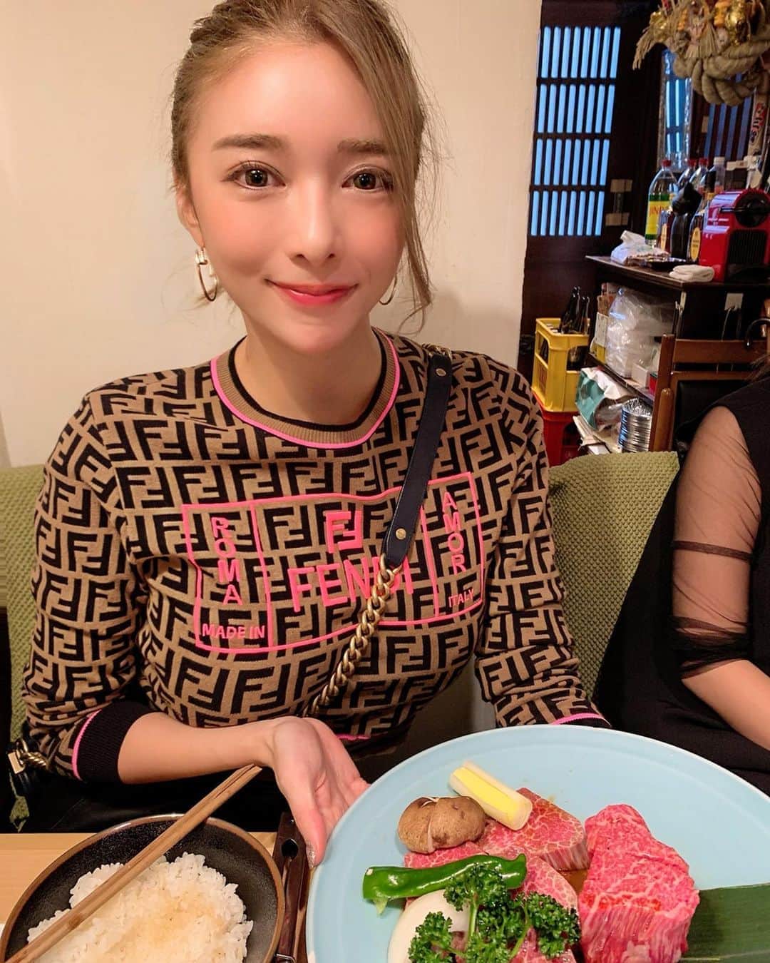 のインスタグラム：「Yakiniku 'Kinryuzan' - A top three in Japanese yakiniku restaurant. And only accepts one reservation per table, so making reservation is very difficult. .. List to always order ・Tongue with salt ・Liver with salt ・Chateaubriand (In addition Shinshin and Mino) Everything is really amazing but Chateaubriand is more special!! I am very happy that I can come to eat several times a year😘❤️ Let me share my happy time with finest Wagyu💕 -— -— 焼肉の食べログランキング常に上位にある金竜山🐉 ここの予約は1テーブル1予約のみの一見様お断りの超予約困難店🥺👏 .. いつも注文するのは ＊上タン塩 ＊レバ塩 ＊シャトーブリアン 後はシンシンとかミノを追加注文する感じ💕 焼肉屋さんではポニーテール率高いのはお肉を焼くのが大好きだからです🤤🥢 年に何回かしか来れないから 本当に幸せな時間だった❤️✨ また次回の予約もたのしみにしています😻👏 .. -— #rirelog#kinryuzan#shirogane#yakiniku#gourmetfood#gourmetlife#wagyu#wagyubeef#kobebeef#tokyoeats#toptokyorestaurants#tokyogourmet#lovetoeat#eatlover#tabelog#chateaubriand#fendi#炭焼金竜山#金竜山#焼肉#焼肉屋#予約困難#超予約困難#食べログ高評価#食べログ4#六本木グルメ#グルメ記録#東京グルメ#シャトーブリアン#レバー」