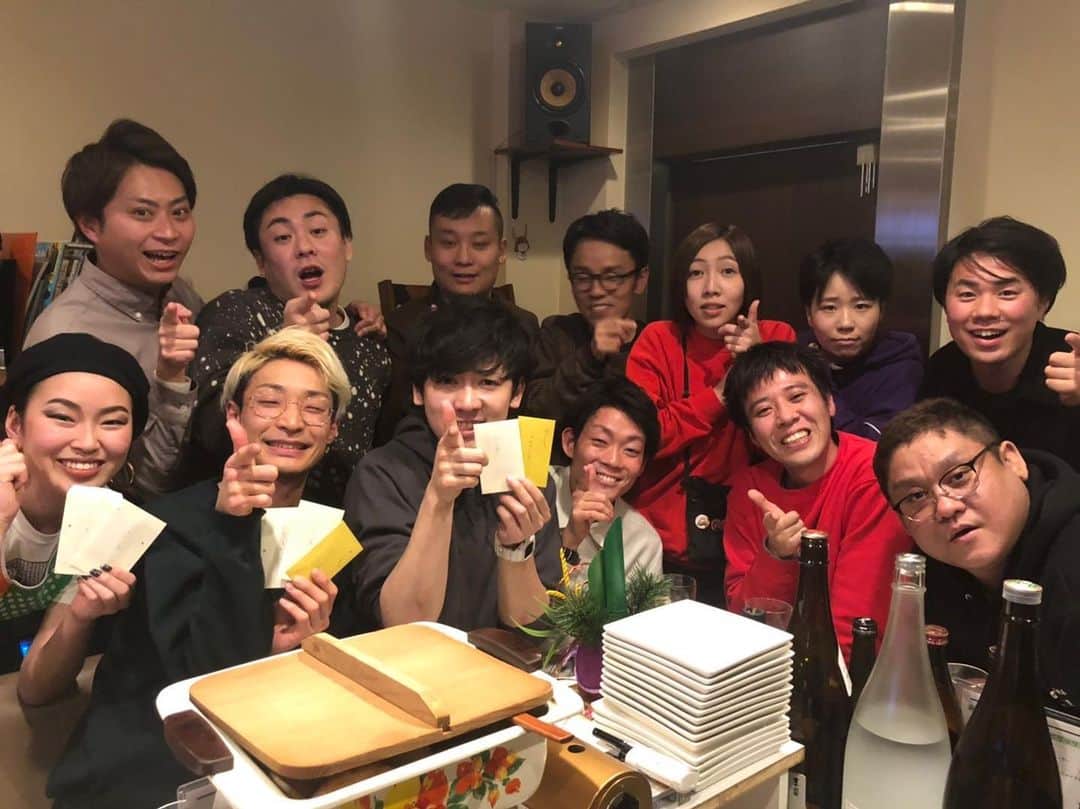 はるのインスタグラム：「#女と男市川さん  #新年会にお呼ばれして行かせて頂きました！！ #市川さんのInstagramで恒例の芸人さんが井上小公造さんになってゴシップを暴露していく動画のクイズ大会をさせていただき #めちゃくちゃ笑いの耐えない新年会をさせていただきました！！ #解答がLINEでしかダメなので気づけば沢山いる芸人さんが無言の空気凄いありました。 #今年もよろしくお願いします！ #トン玉も頂きました！ #市川軍団」