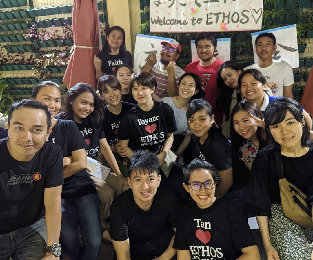 ETHOSさんのインスタグラム写真 - (ETHOSInstagram)「こんにちは、ゆうきです☺️ . . 先週金曜日は月に一度のランゲージエクスチェンジの日でした！ . みんなでゲームしたりフリートークしたり、盛り上がりました😳 . フィリピン人だけでなく、他の学校から日本人の生徒さんも遊びに来てくれましたよ😚 . 終わったあとは皆でご飯に行ったようです！ . 皆楽しんでいました〜🙆 . . . . . PS オーストラリアのワーホリでローカルに囲まれて働いてみませんか？ ・ ・ ✔︎英語環境で働ける ✔︎しっかりとした給料が貰える ✔︎1年で現地大学に入れる英語力を身につける ・ 99%ローカルの仕事を紹介します。 ・ ・ 少しでもワーホリに今日がある方はプロフィールのURLをクリックしてね。 東京で説明会やります！(無料)興味ある方は来てくださいね😋残り一名 ↓ @ethos_food ・ ・ ・ ・ ・ プロフィールのURLからHPもチェックしてください😇 👇 @ethos_cebu ・ ・ ・ #フィリピン留学 #セブ島留学 #セブ島 #フィリピン  #留学 #セブ #セブ島生活 #フィリピン人 #フィリピン生活 #セブ留学 #英語 #英語勉強法 #ワーホリ生活 #セブ旅行 #セブ島旅行 #留学生活 #留学したい人と繋がりたい」3月2日 17時26分 - ethos_cebu