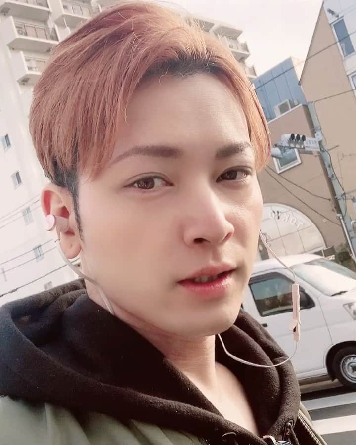 のインスタグラム：「「やっほー♪今日はこれから、新しいラジオの収録をガンバってきます！ばいば-い♡」 雑音でなに言ってるか聞き取れない人用。＊笑＊  #間瀬翔太 #ラジオ #ラジオ収録  #徒歩 #のんびり #ウインク」