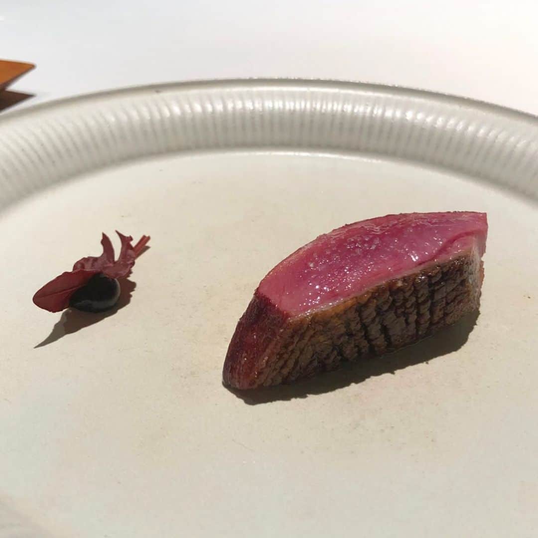 鈴木絢子さんのインスタグラム写真 - (鈴木絢子Instagram)「・ ・ 【ミシュラン 三ツ星】 神戸元町スペイン料理 Ca sento（カ・セント）さん🍳 ・ 3ヶ月前に予約を入れて、漸く伺うことができました✨ 特別版の#ミシュラン兵庫 で三ツ星を獲得したのは2店舗のみ💡 福本シェフとチームが作り上げる、地元食材がふんだんに使われた和×スパニッシュ料理は未知の領域❗️ ・ 生野菜や鴨肉、ひたすらシンプル素材が味付け次第でこんなに美味しくなるなんて🥬✨ お料理の随所には#スーパーフード の#アマランサス や#カカオニブ も使われていて感激💡 ・ ヴァレンシア風おじやで大食漢の私も満腹になりました😍 ・ サービスも味も#間接照明 に照らされた落ち着いた空間も、、最高に素敵🤗✨ ・ 予約は取りづらいですが💦 また伺いたいと思います✨ ・ ・ ・ #ミシュラン三ツ星 #三ツ星レストラン #予約が取れないお店 #神戸グルメ #地中海料理  #イノベーティブ #フュージョン #福本シェフ #フォアグラ #スペイン料理 #美食 #美容食 #関西美食めぐり #Spanish #casent #🍽」3月2日 23時15分 - ayako_suzuki810